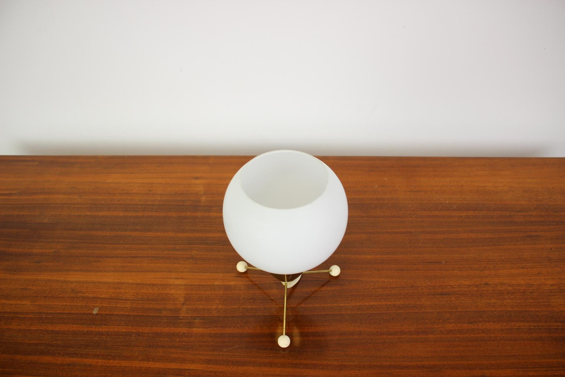 Lámpara de mesa de mediados de siglo, Checoslovaquia, años 60 en Bueno estado para la venta en Praha, CZ