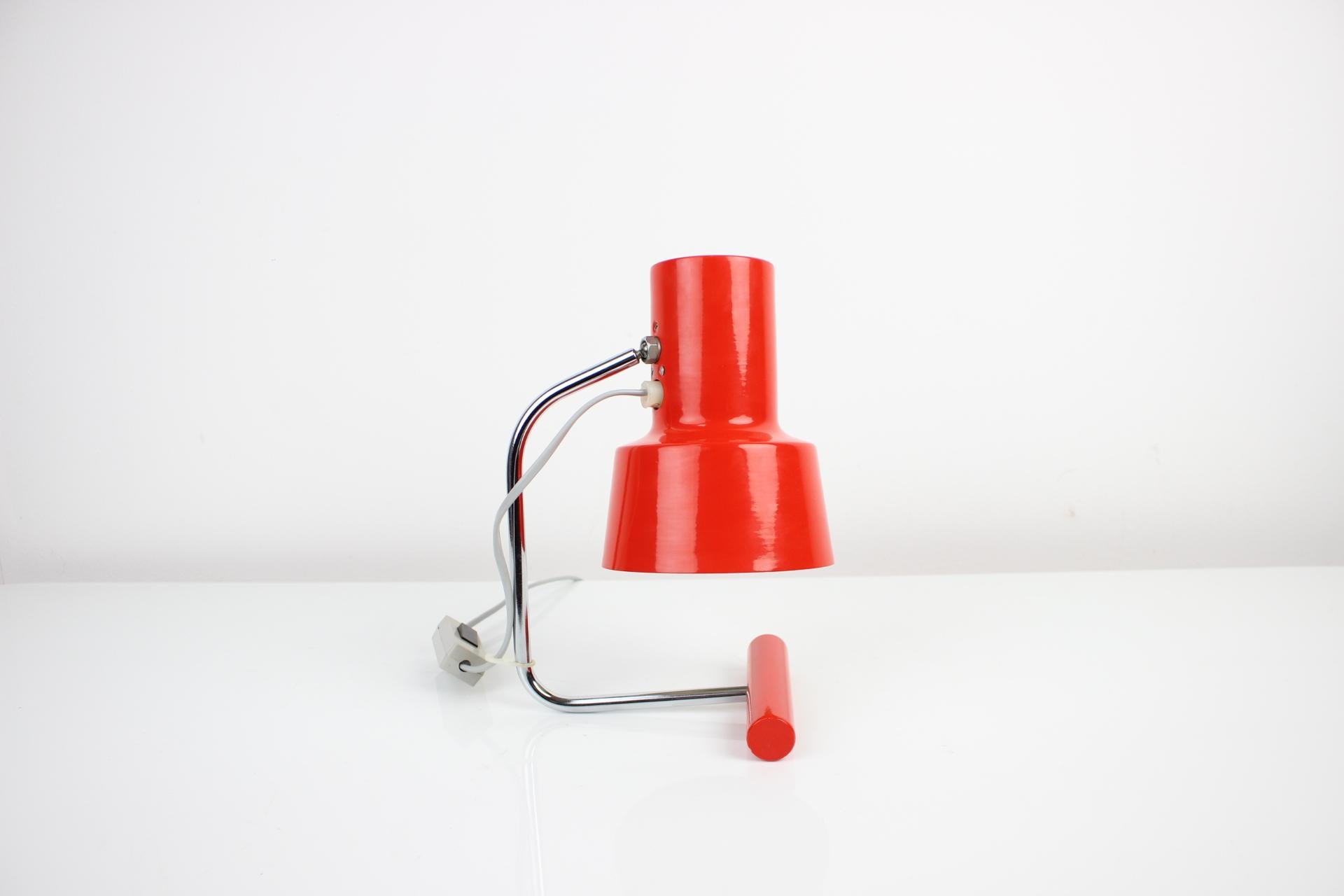 Made in Czechoslovakia
Made of painted metal, chrome
Adjustable shade
Has signs of use
Bulb 1x60W, E27 or E26
American adapter included
Original state.
