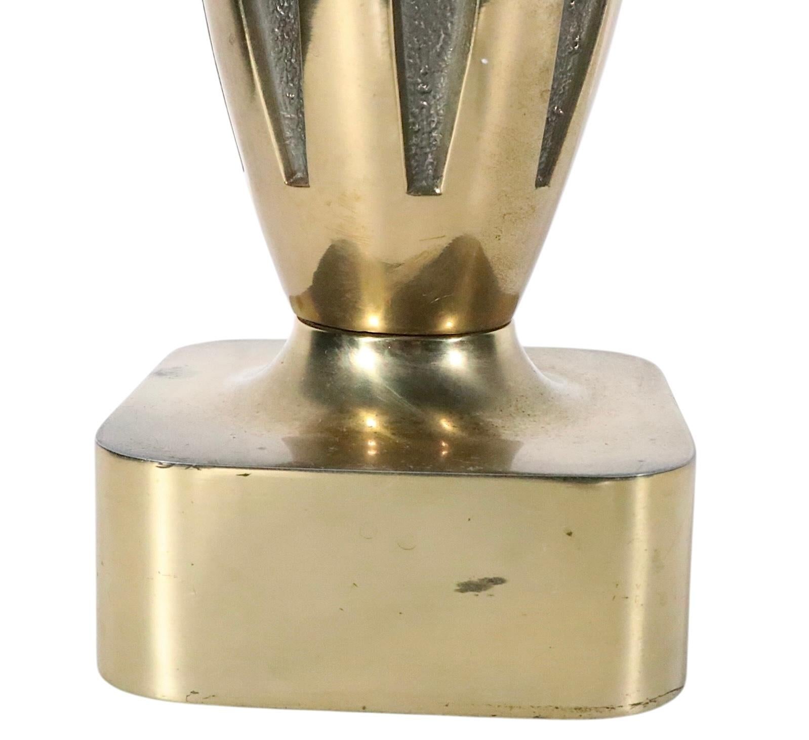 Metallo Lampada da tavolo del Medioevo progettata da Tony Paul per Westwood Lamps Inc. c.1950 in vendita