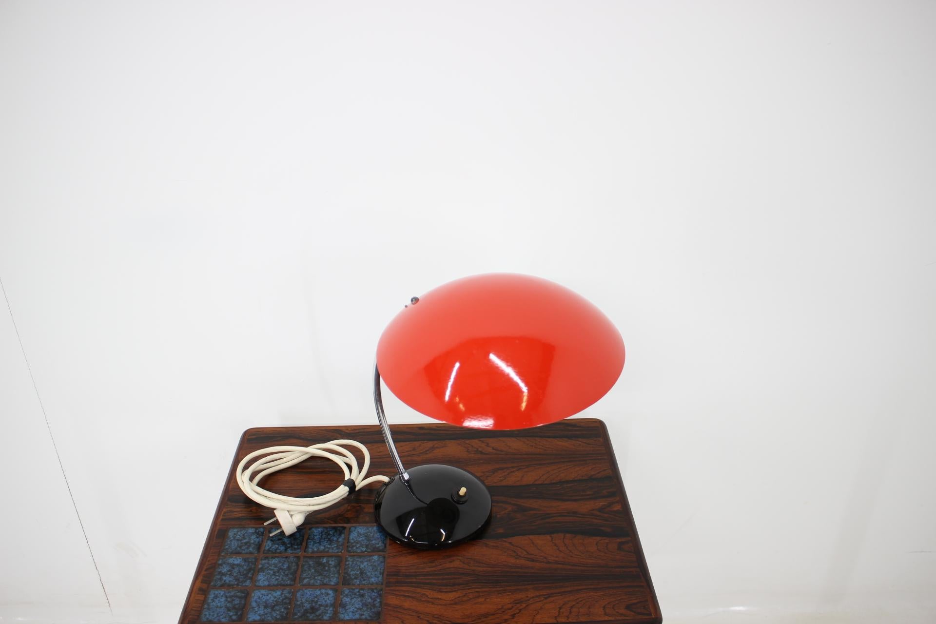 - Made in Czechoslovakia
- Made of lacquered metal
- Re-polished
- Fully functional
. Good original condition.
