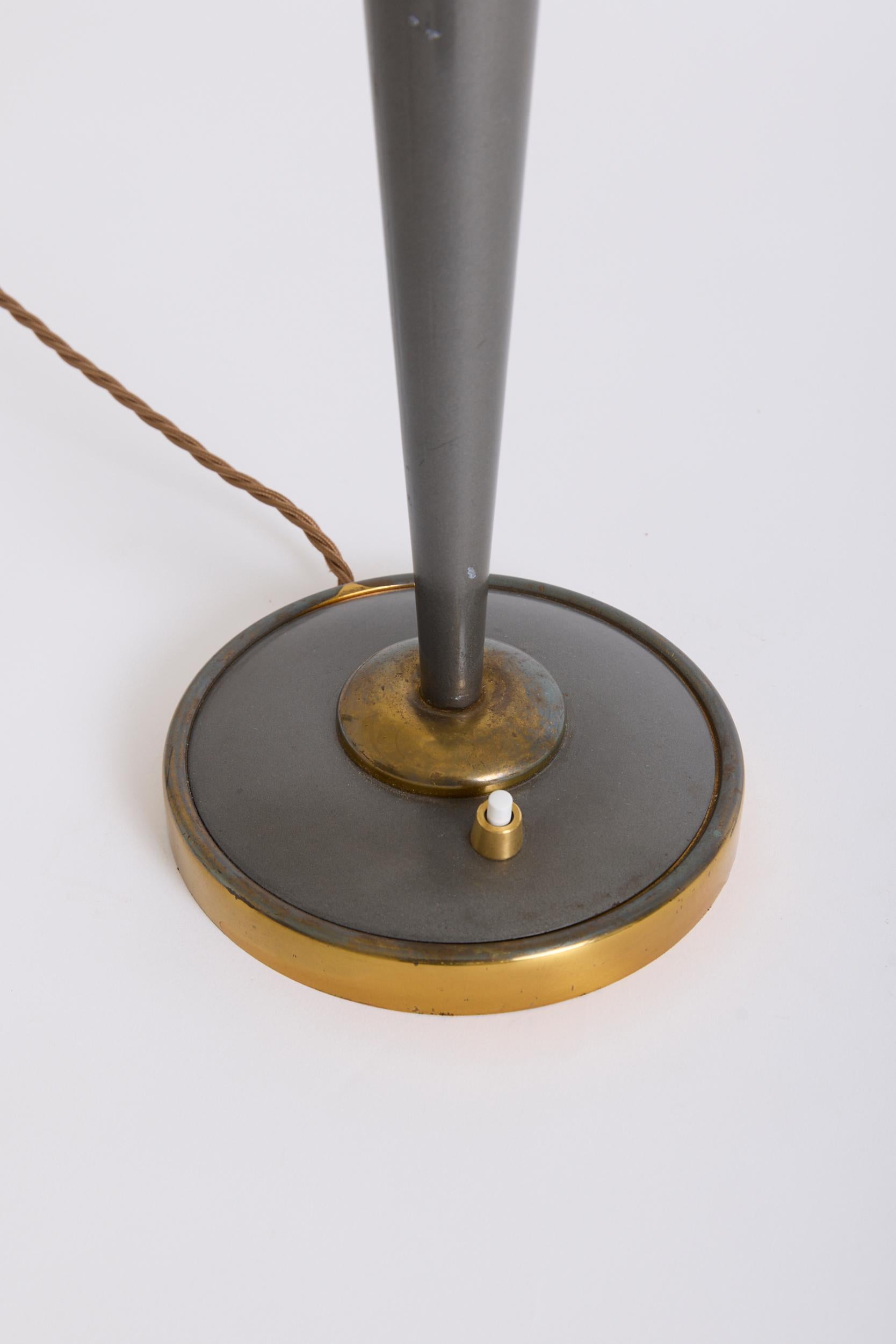 Una lámpara de mesa de latón y bronce de cañón
Francia, mediados del siglo XX
Con la pantalla: 59,5 cm de alto por 35,5 cm de diámetro
Sólo base de lámpara: 42 cm de alto por 15 cm de diámetro