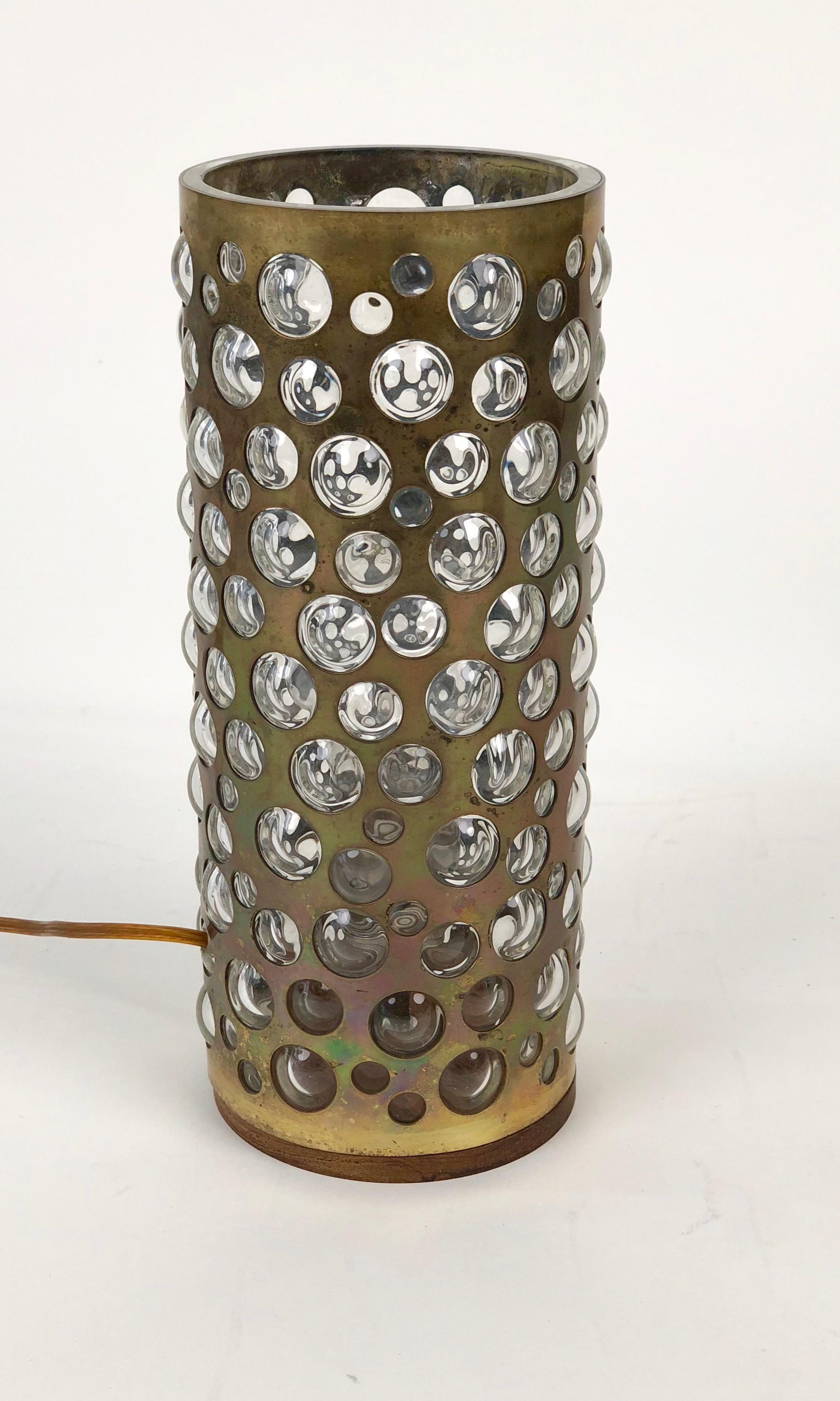 Mid-Century Modern Lampe de table du milieu du siècle de Rupert Nikoll:: laiton patiné et verre:: années 1960 en vente