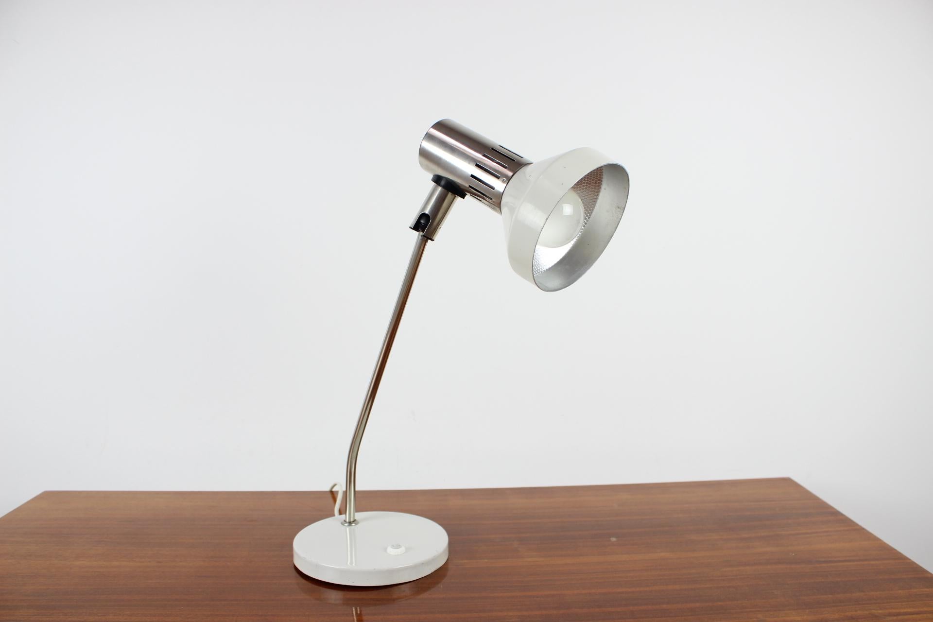 - métal laqué
- signes mineurs d'utilisation
- E26-E27bulb
- Adaptateur pour prise américaine gratuit.