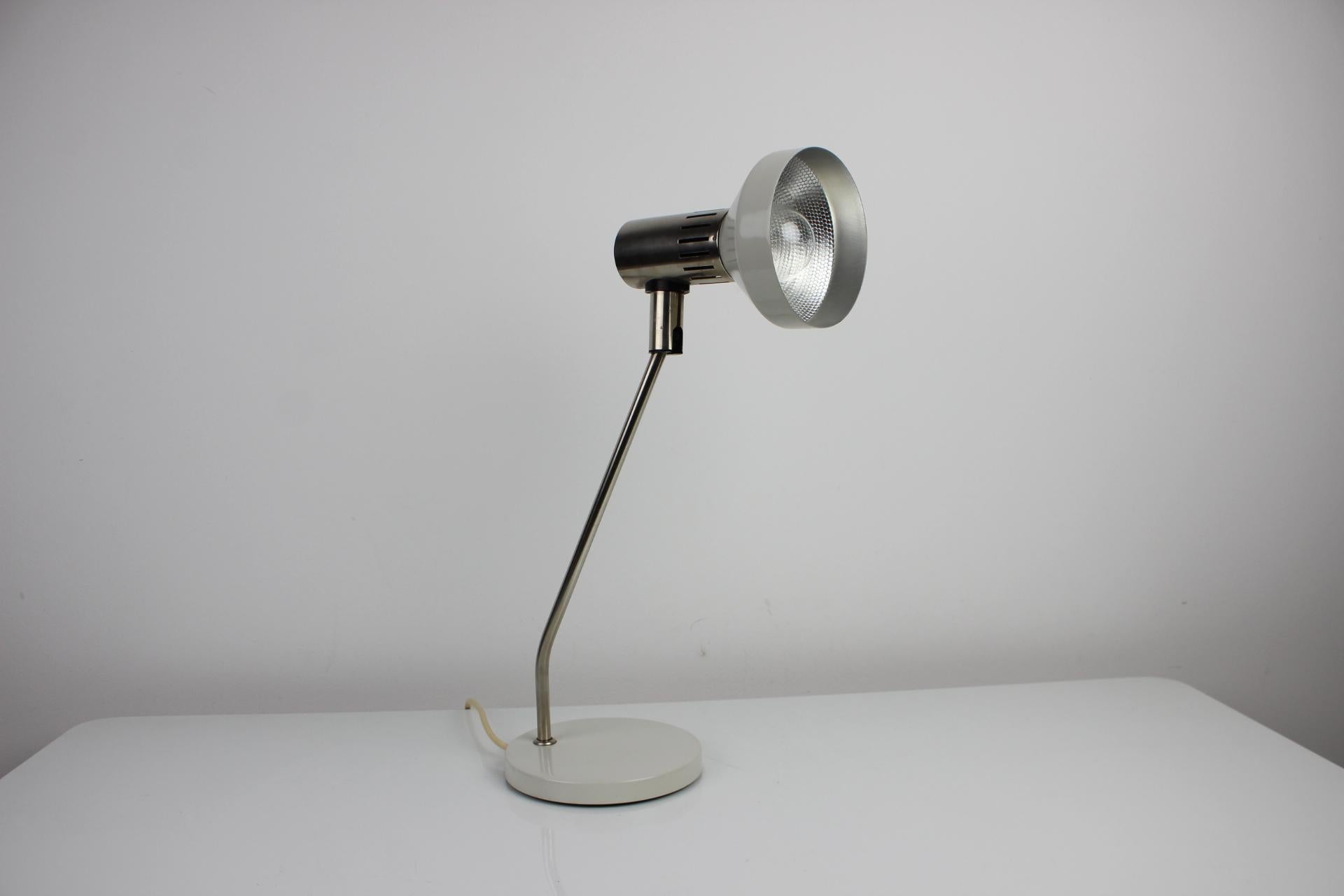 Fabricado en Checoslovaquia
De metal pintado, cromado
Pantalla regulable
Tiene signos de uso
Bombilla 1x60W, E27 o E26
Adaptador americano incluido
Estado original.