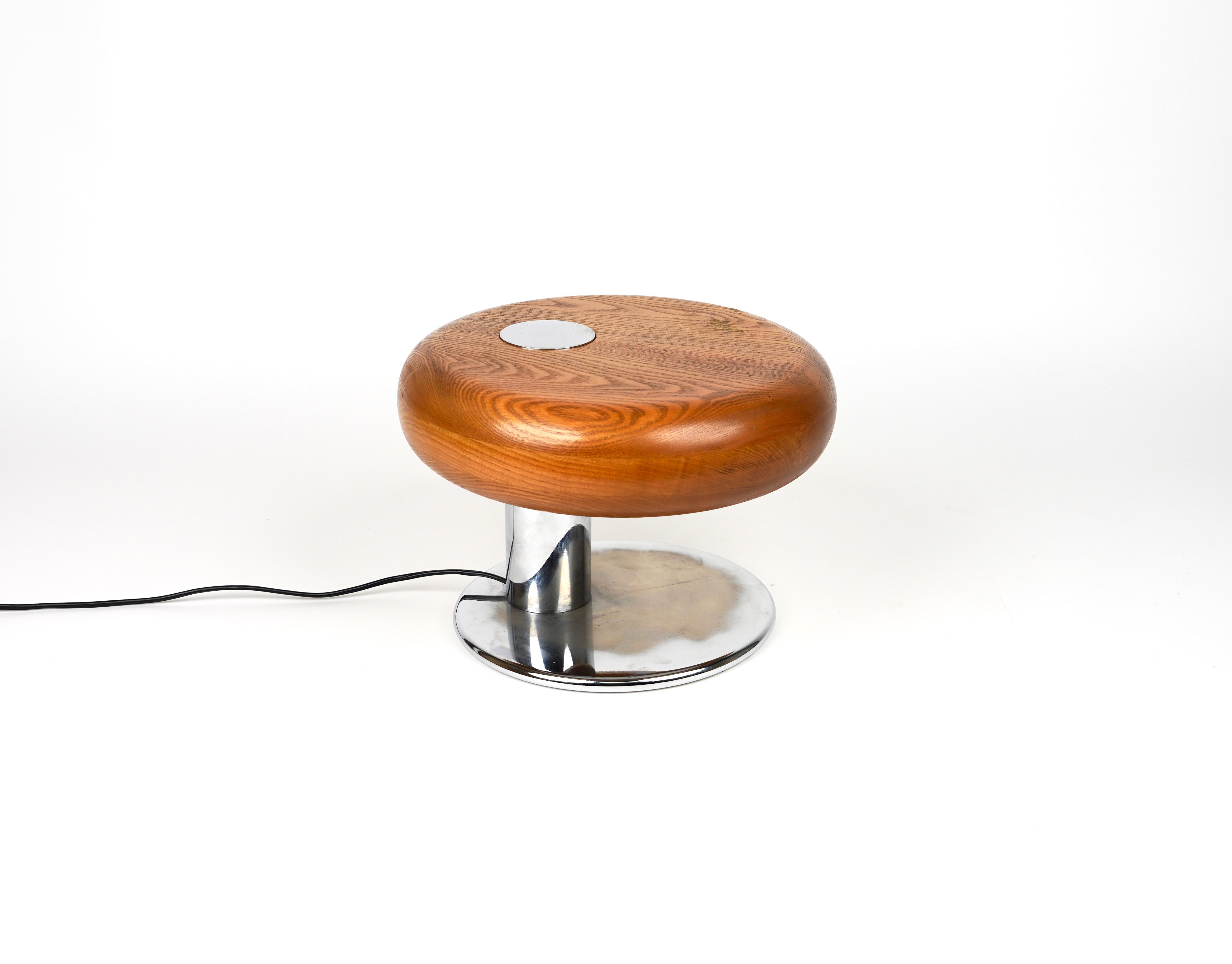Incroyable lampe de table ronde unique du milieu du siècle en bois de hêtre et métal chromé.

Fabriqué en Italie dans les années 1970.

Il utilise 1 ampoule.  