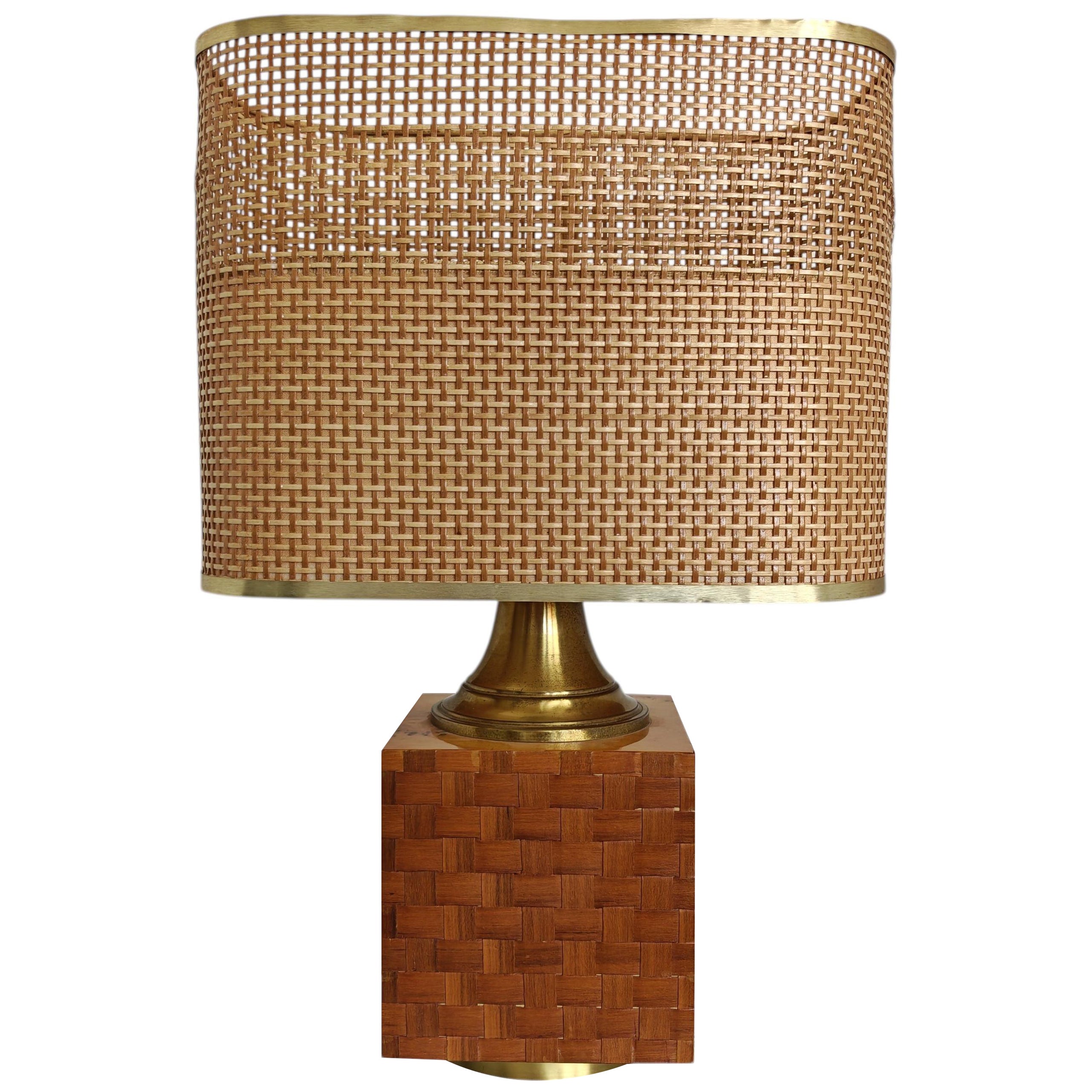 Tischlampe im Mid-Century-Stil aus Messing und Korbgeflecht, im Stil von Tommaso Barbi im Angebot