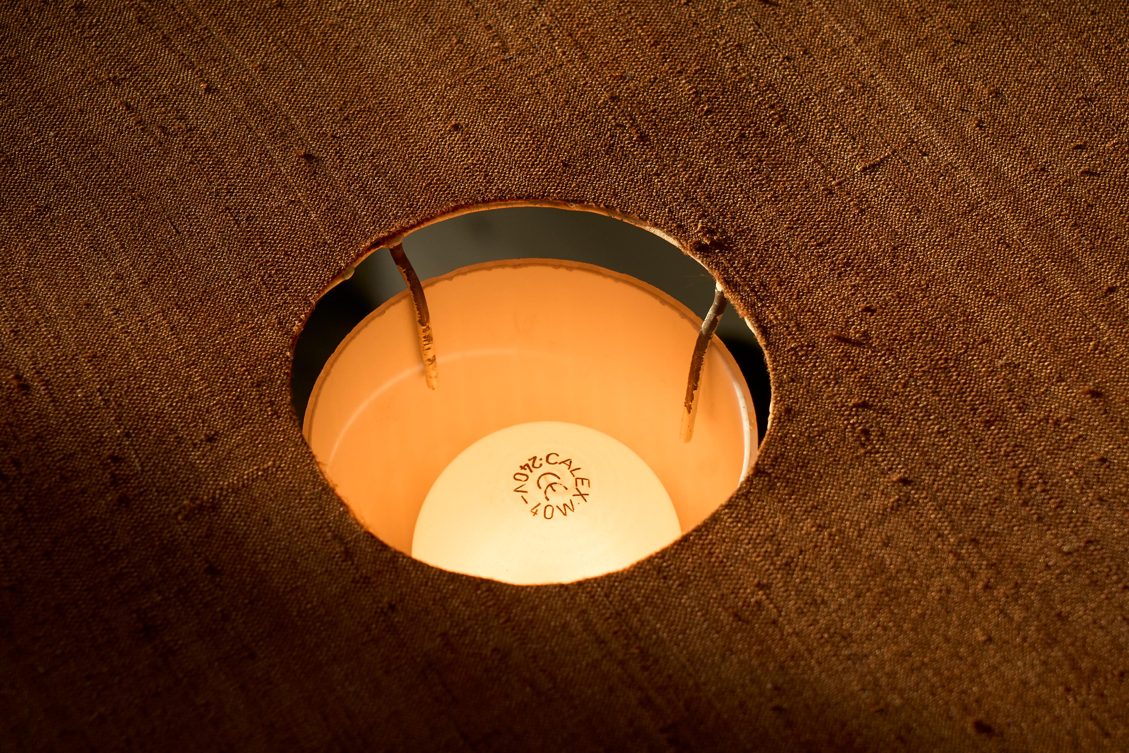 Lampada da tavolo di metà secolo in rame e vetro con paralume in Fabrice 1960 in vendita 3