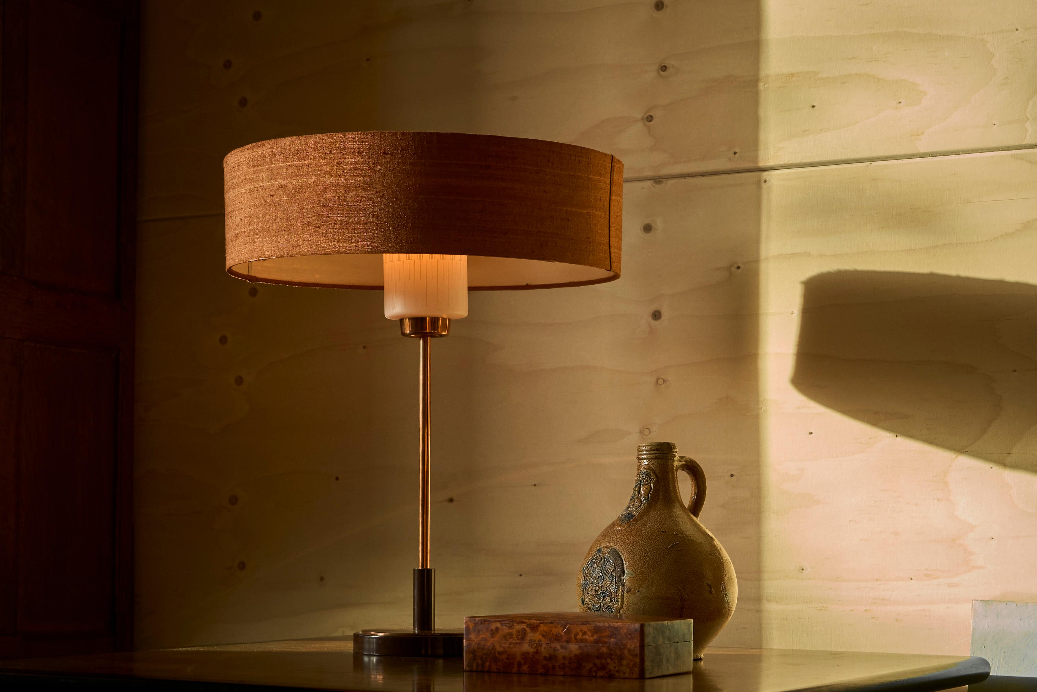 Lampada da tavolo di metà secolo in rame e vetro con paralume in Fabrice 1960

Una grande ed elegante lampada da tavolo di metà secolo in rame, vetro e tessuto. Europa, anni '60.

Il design presenta bellissimi elementi in rame e vetro acidato. La