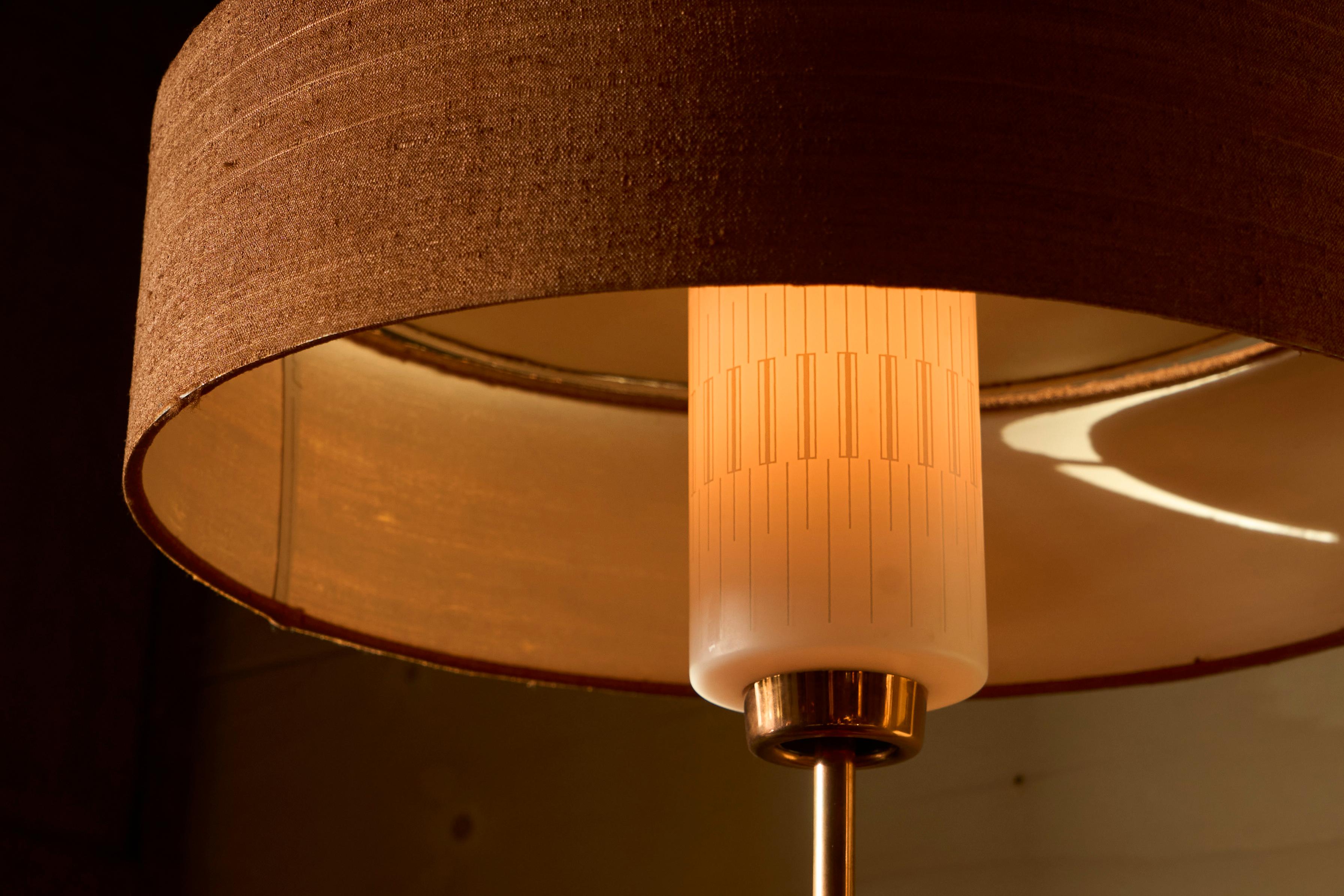Mid-Century moderno Lampada da tavolo di metà secolo in rame e vetro con paralume in Fabrice 1960 in vendita