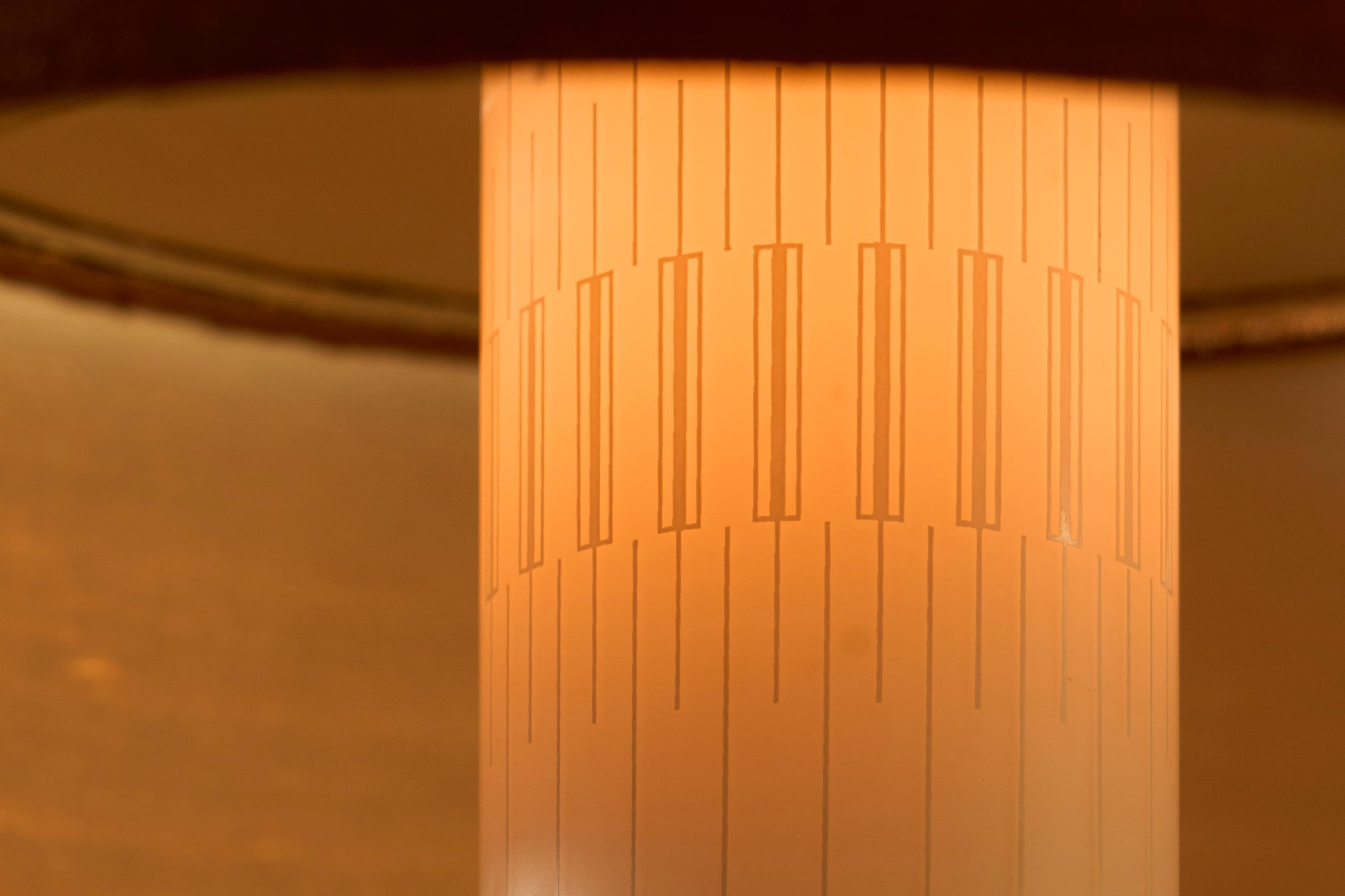 Fatto a mano Lampada da tavolo di metà secolo in rame e vetro con paralume in Fabrice 1960 in vendita