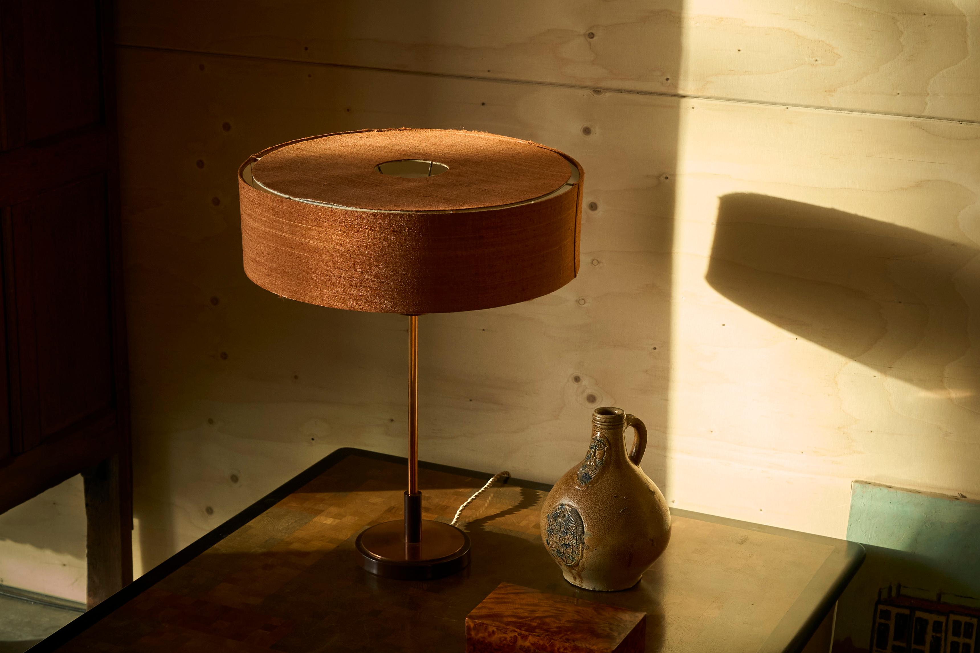 Lampada da tavolo di metà secolo in rame e vetro con paralume in Fabrice 1960 In condizioni buone in vendita a Meer, VAN