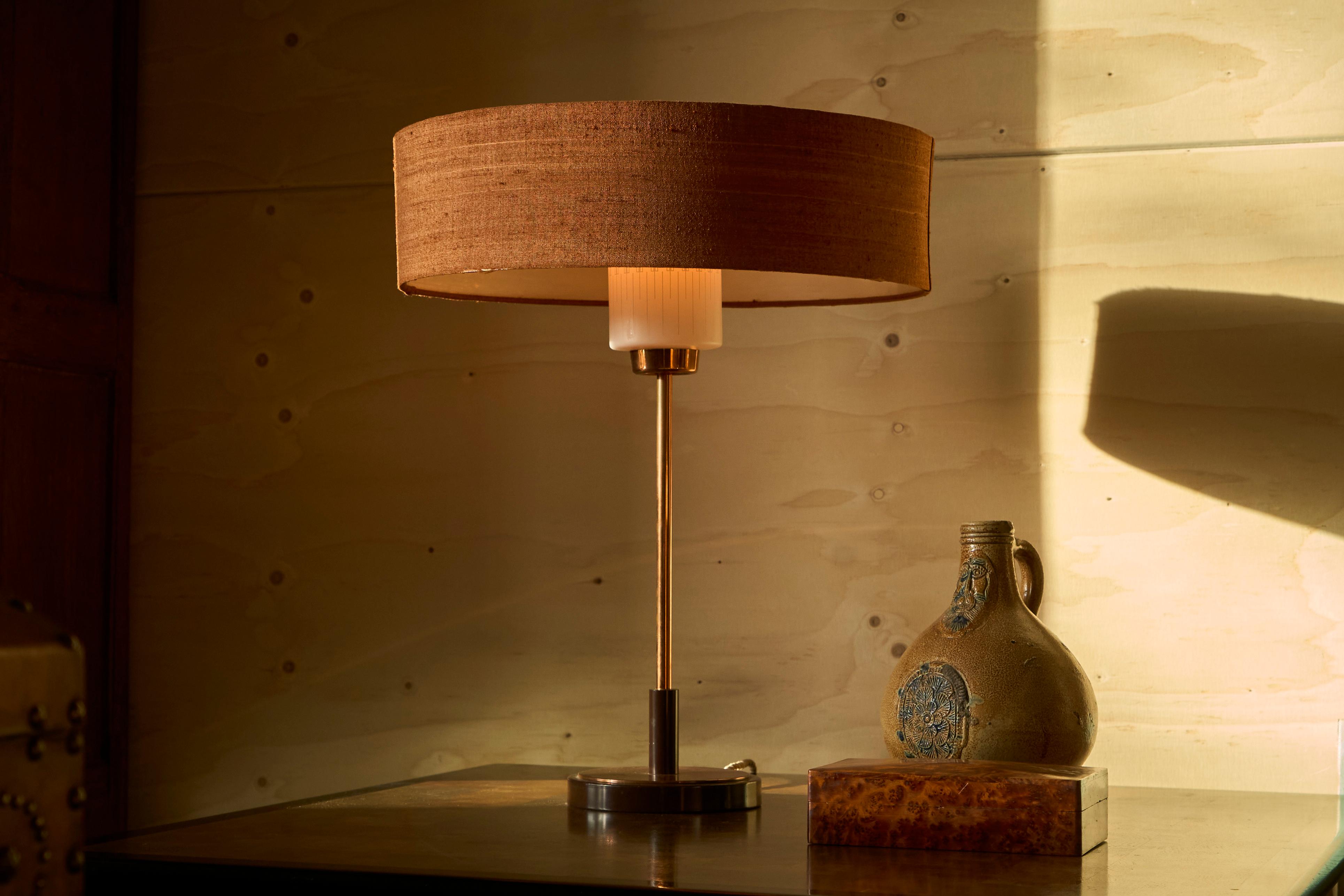 Rame Lampada da tavolo di metà secolo in rame e vetro con paralume in Fabrice 1960 in vendita