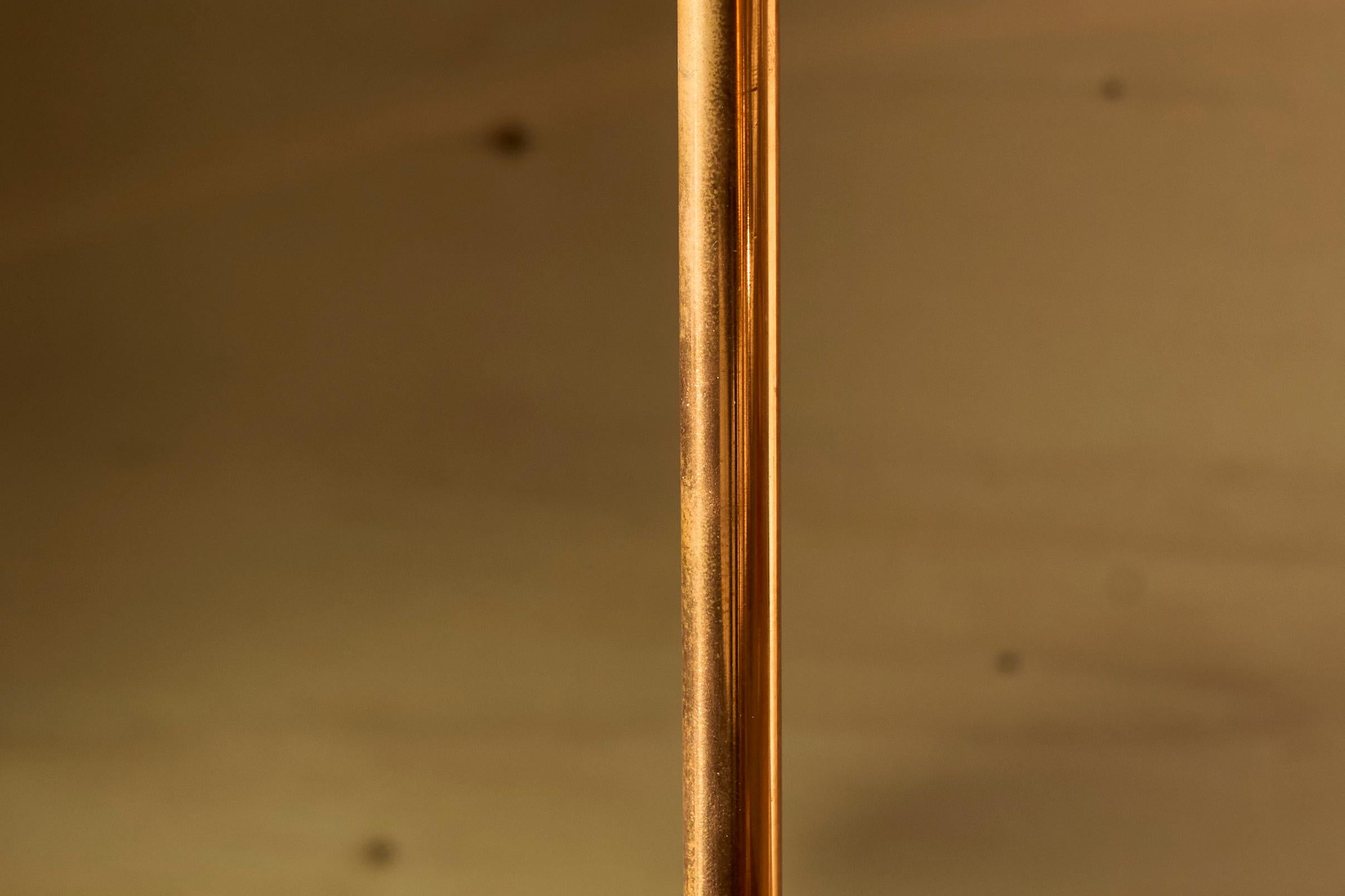 Lampada da tavolo di metà secolo in rame e vetro con paralume in Fabrice 1960 in vendita 1