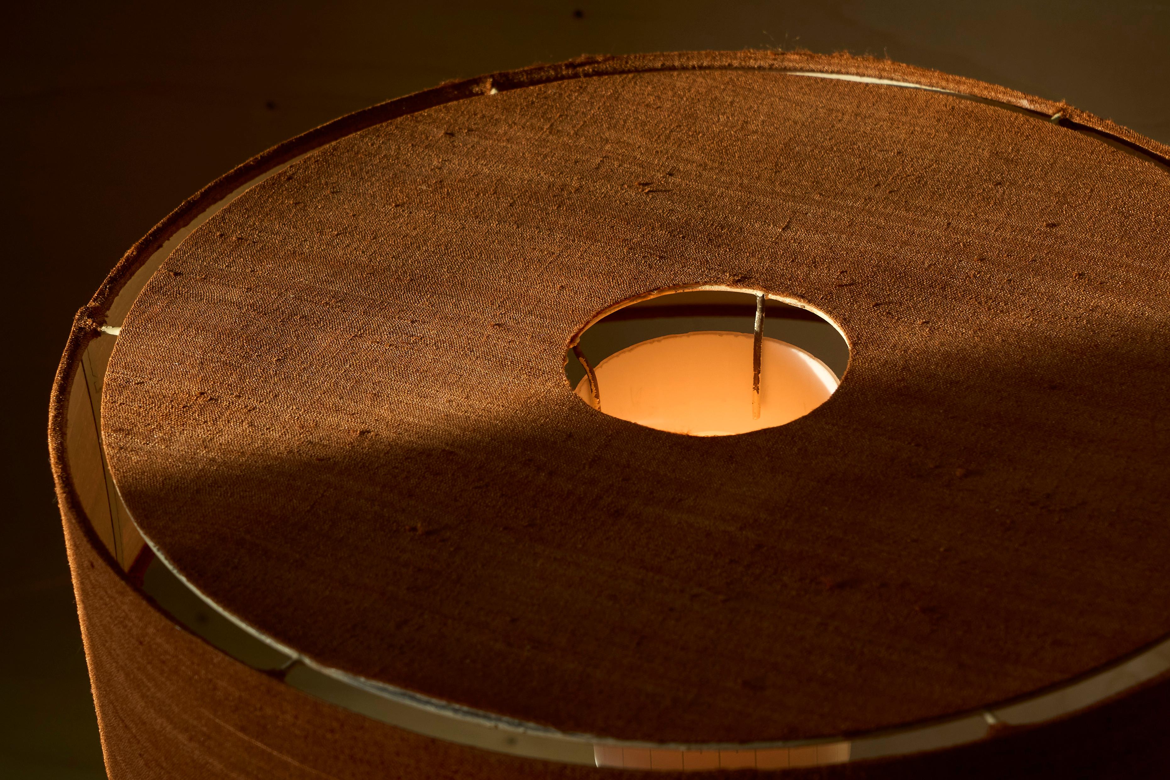 Lampada da tavolo di metà secolo in rame e vetro con paralume in Fabrice 1960 in vendita 2