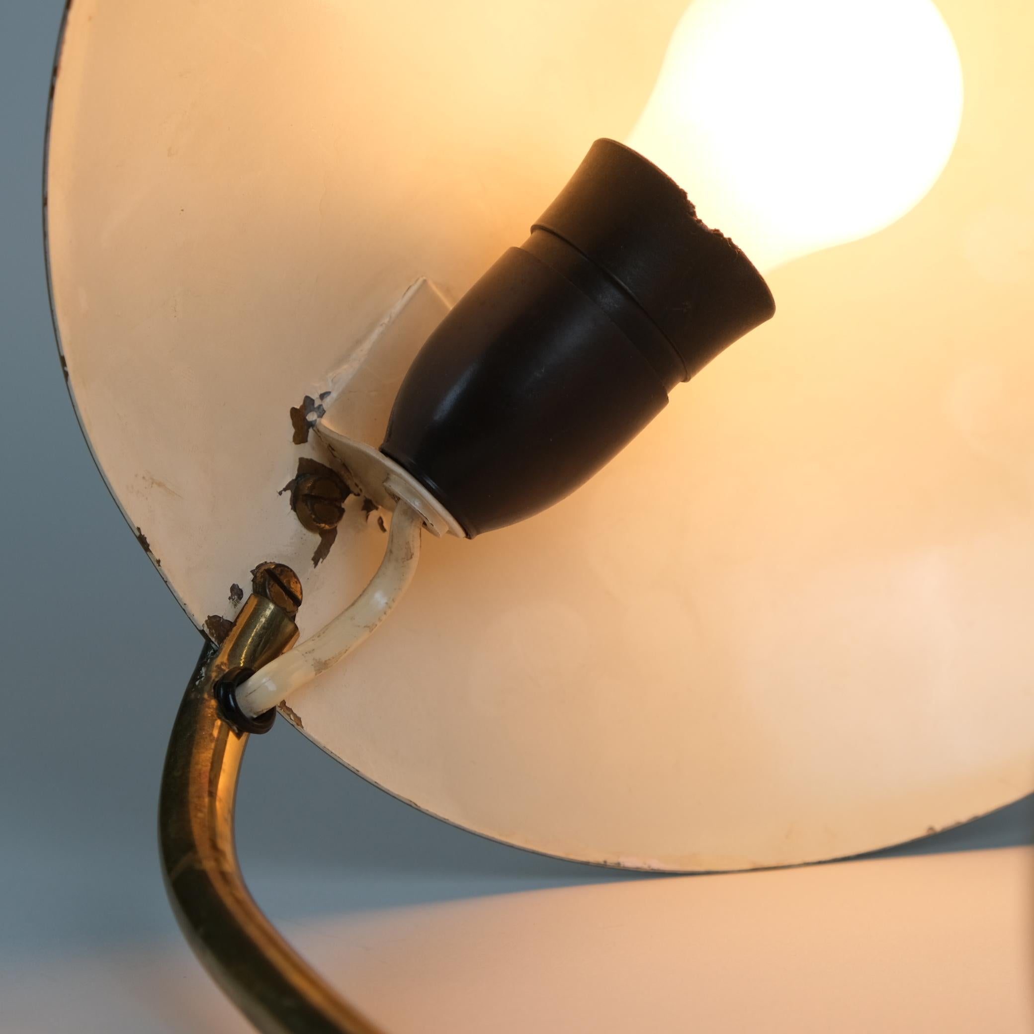 Lampe de table du milieu du siècle en laiton modèle EV 61 pour Itsu années 1950 en vente 3