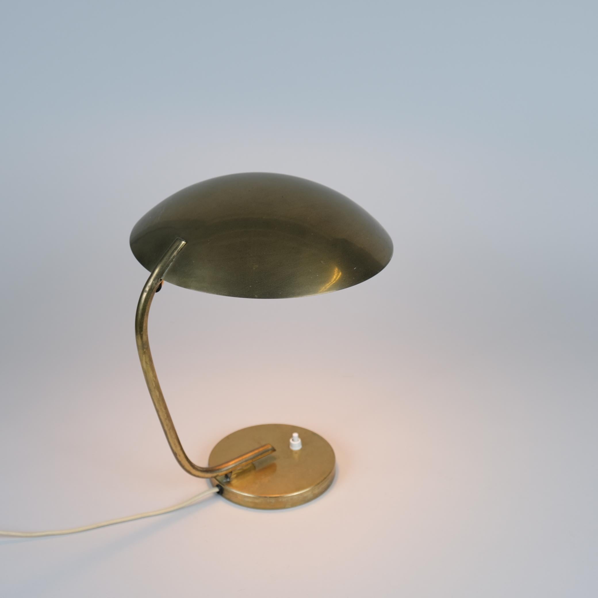 Cette lampe à poser a un style assez rétro et on ne rencontre pas souvent ce modèle. Modèle entièrement documenté dans le catalogue Itsu des années 1950, avec le numéro de modèle EV 61. Il est en laiton intégral et en bon état de fonctionnement.
