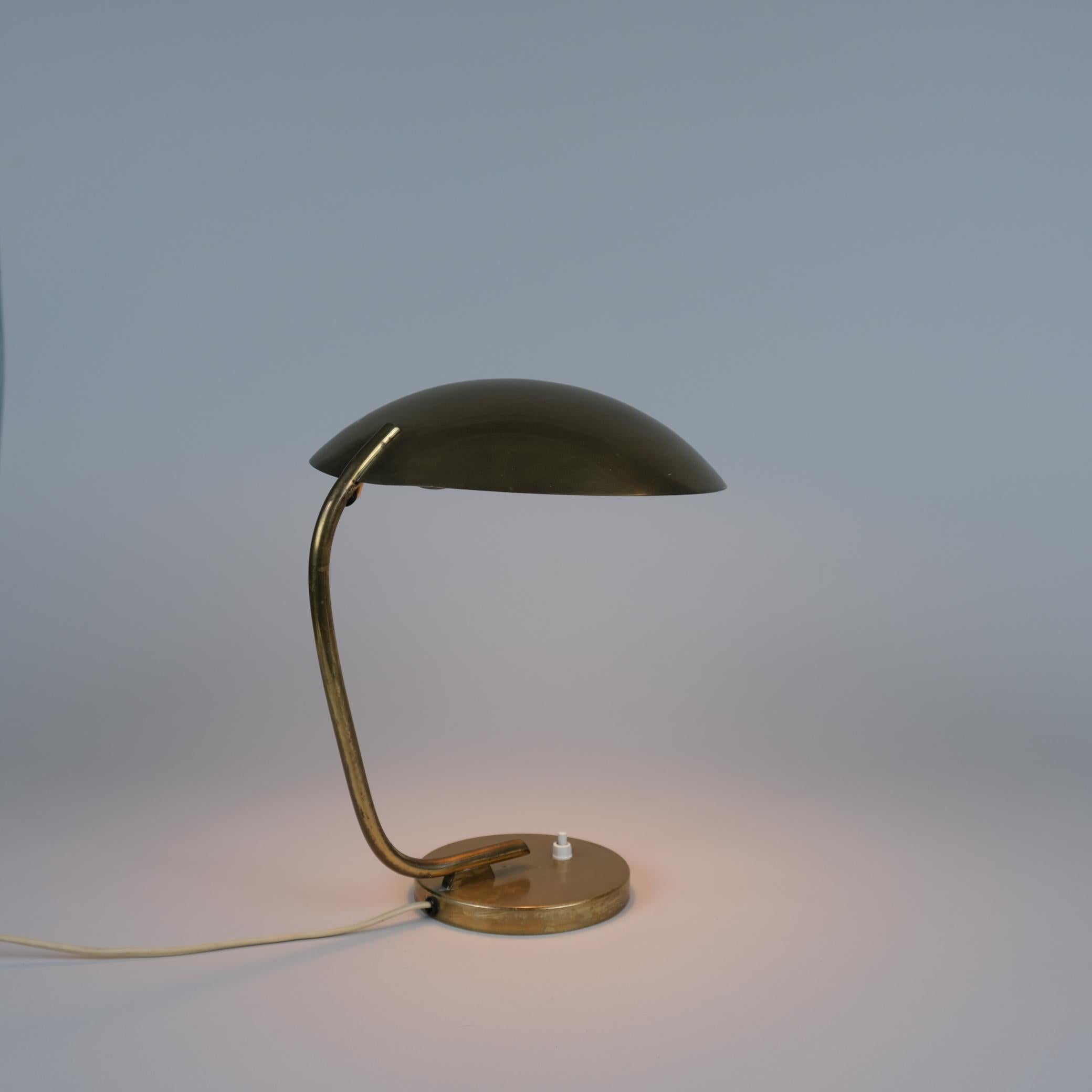 Scandinave moderne Lampe de table du milieu du siècle en laiton modèle EV 61 pour Itsu années 1950 en vente