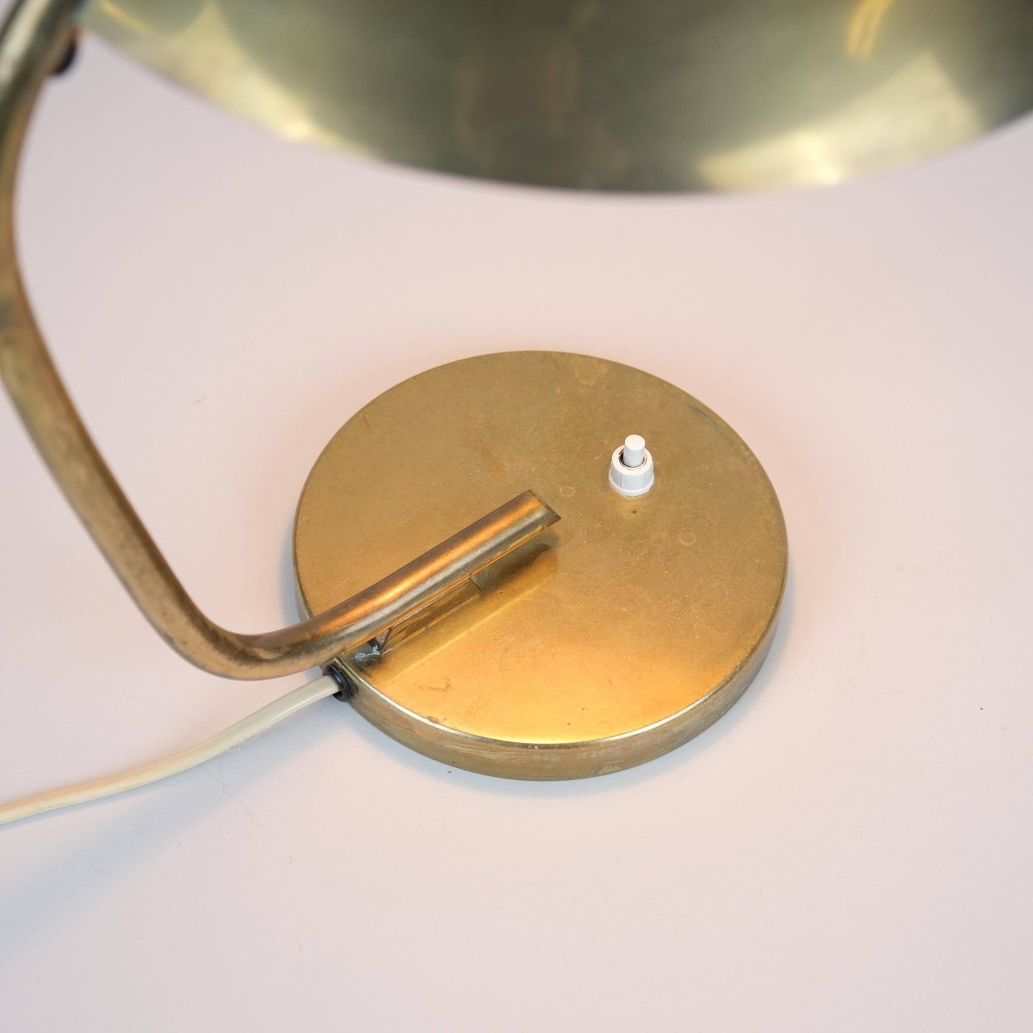 Finlandais Lampe de table du milieu du siècle en laiton modèle EV 61 pour Itsu années 1950 en vente