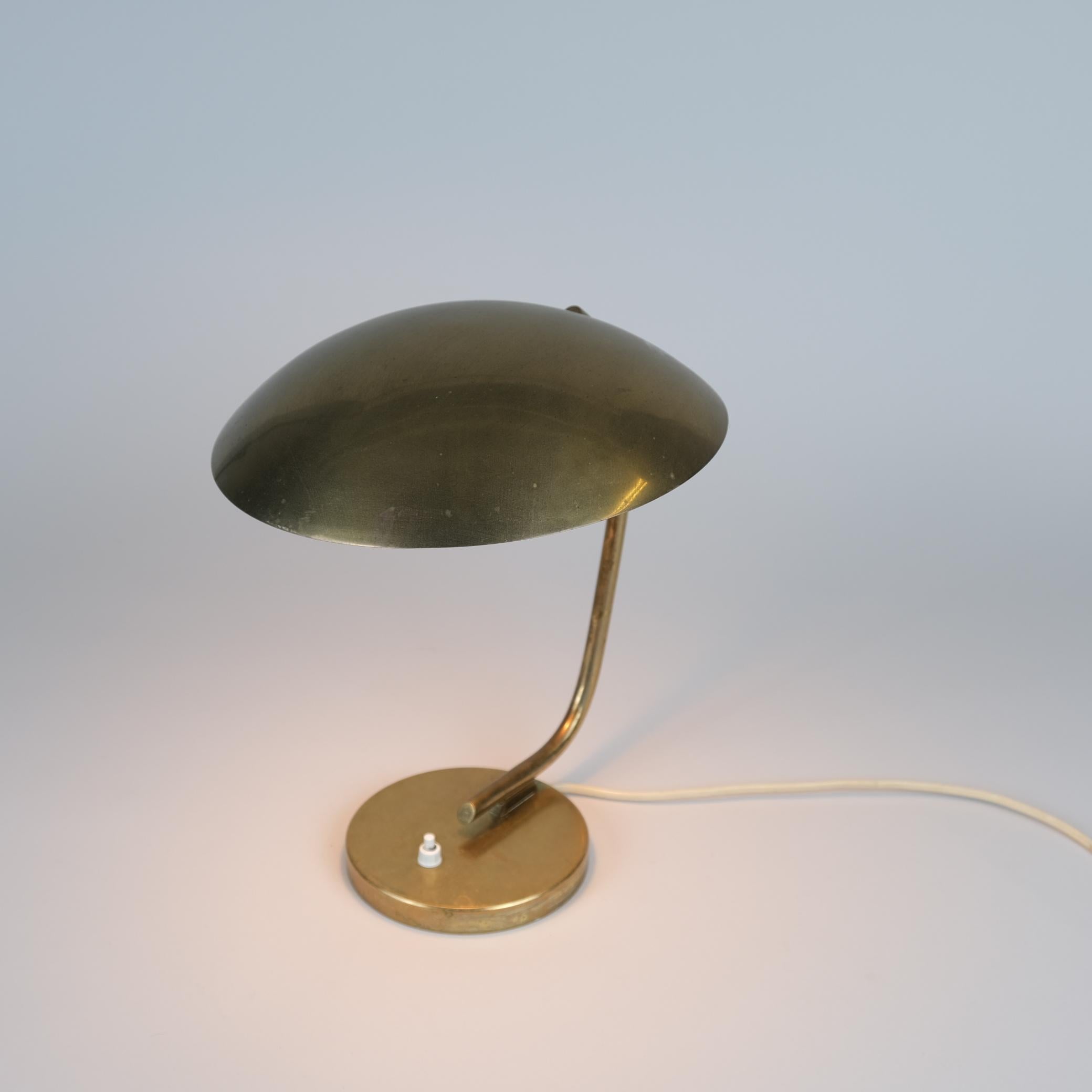 Milieu du XXe siècle Lampe de table du milieu du siècle en laiton modèle EV 61 pour Itsu années 1950 en vente