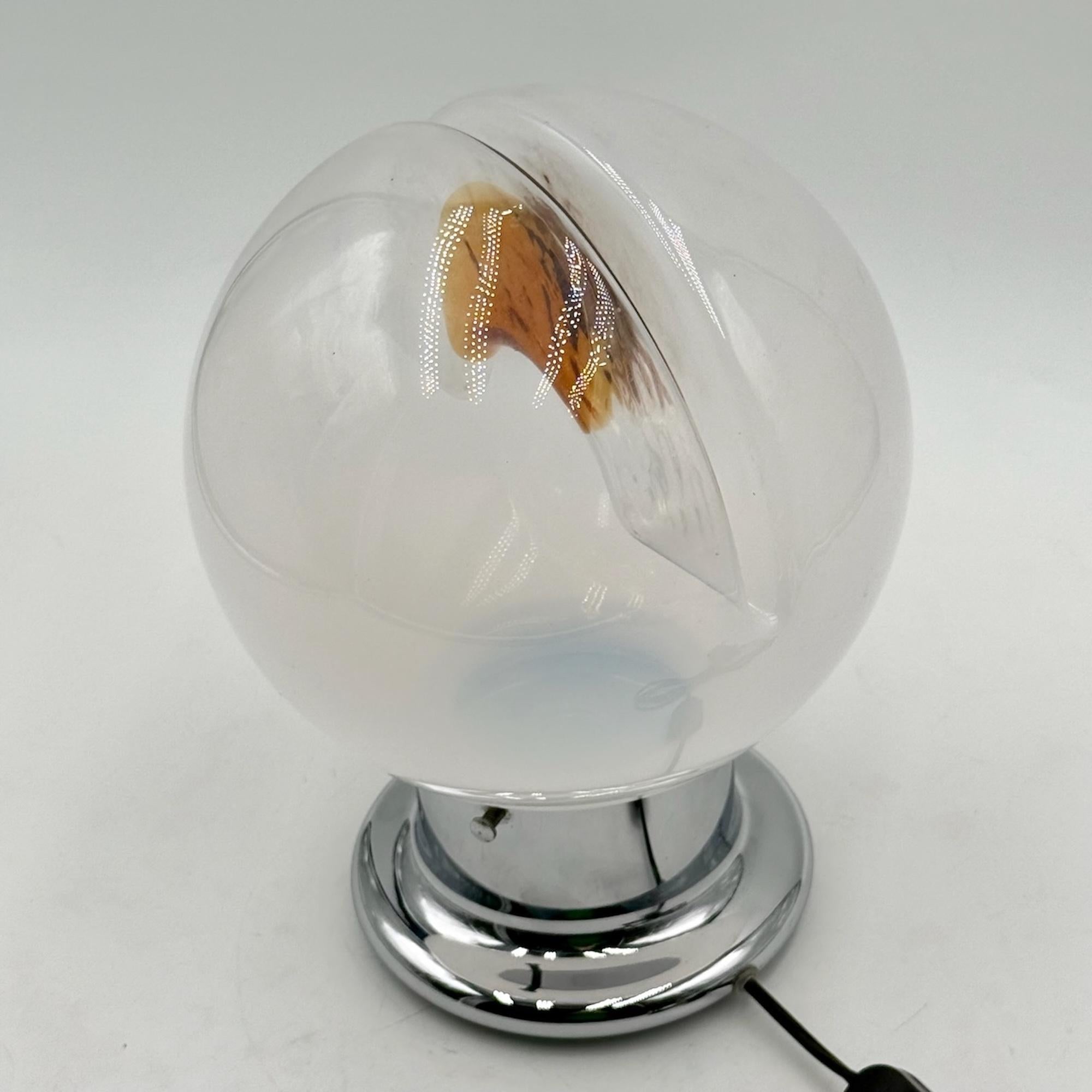 Lámpara de sobremesa de mediados de siglo en cristal y metal cromado con detalles naranjas, años 70 Italiano en venta