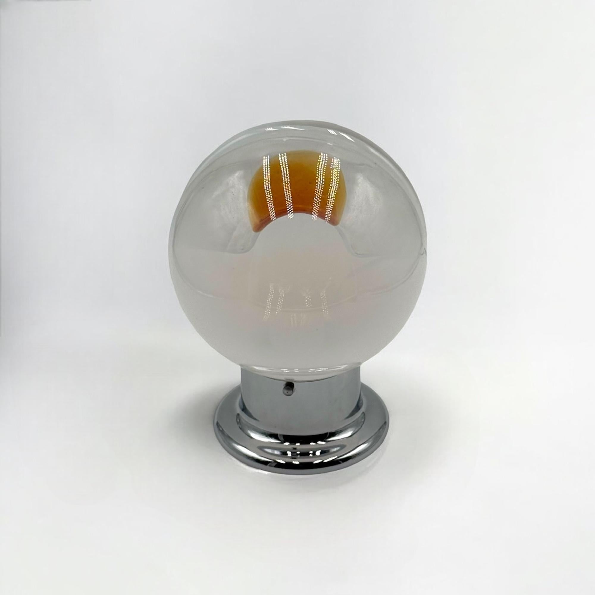 Lámpara de sobremesa de mediados de siglo en cristal y metal cromado con detalles naranjas, años 70 Metal en venta