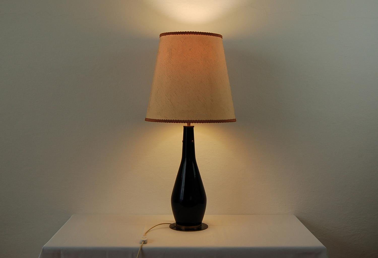 Mid-Century Modern Midcentury Table Lamp in Black Glass and Fabric Lampshade by Stilnovo, 1950s For Sale