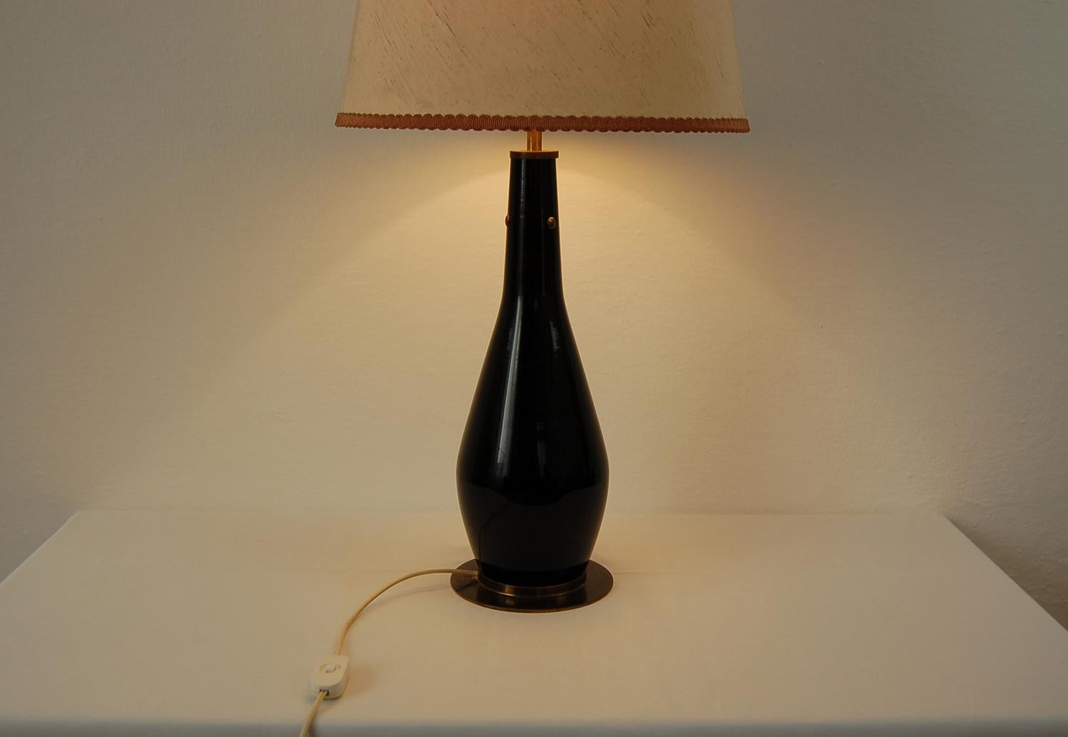 Italian Midcentury Table Lamp in Black Glass and Fabric Lampshade by Stilnovo, 1950s For Sale