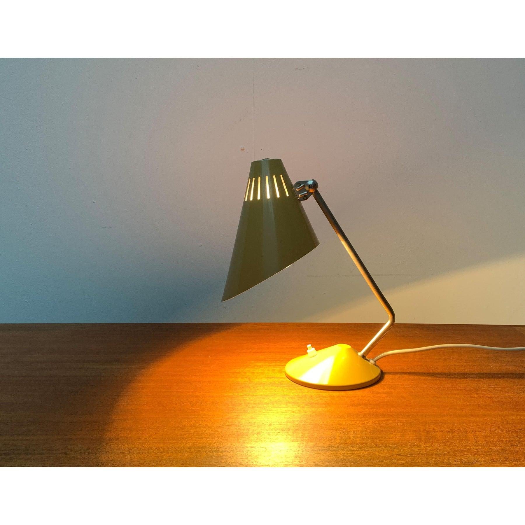 Lampe de table du milieu du siècle en métal et plastique en vente 4