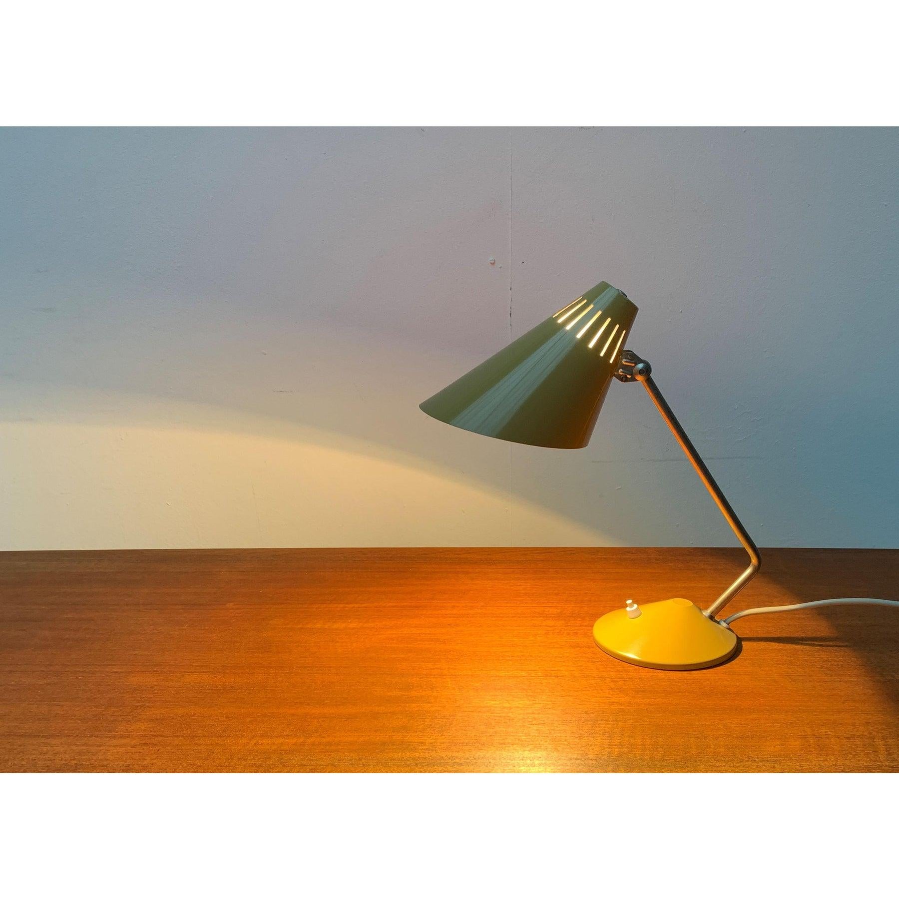 Lampe de table du milieu du siècle en métal et plastique en vente 5