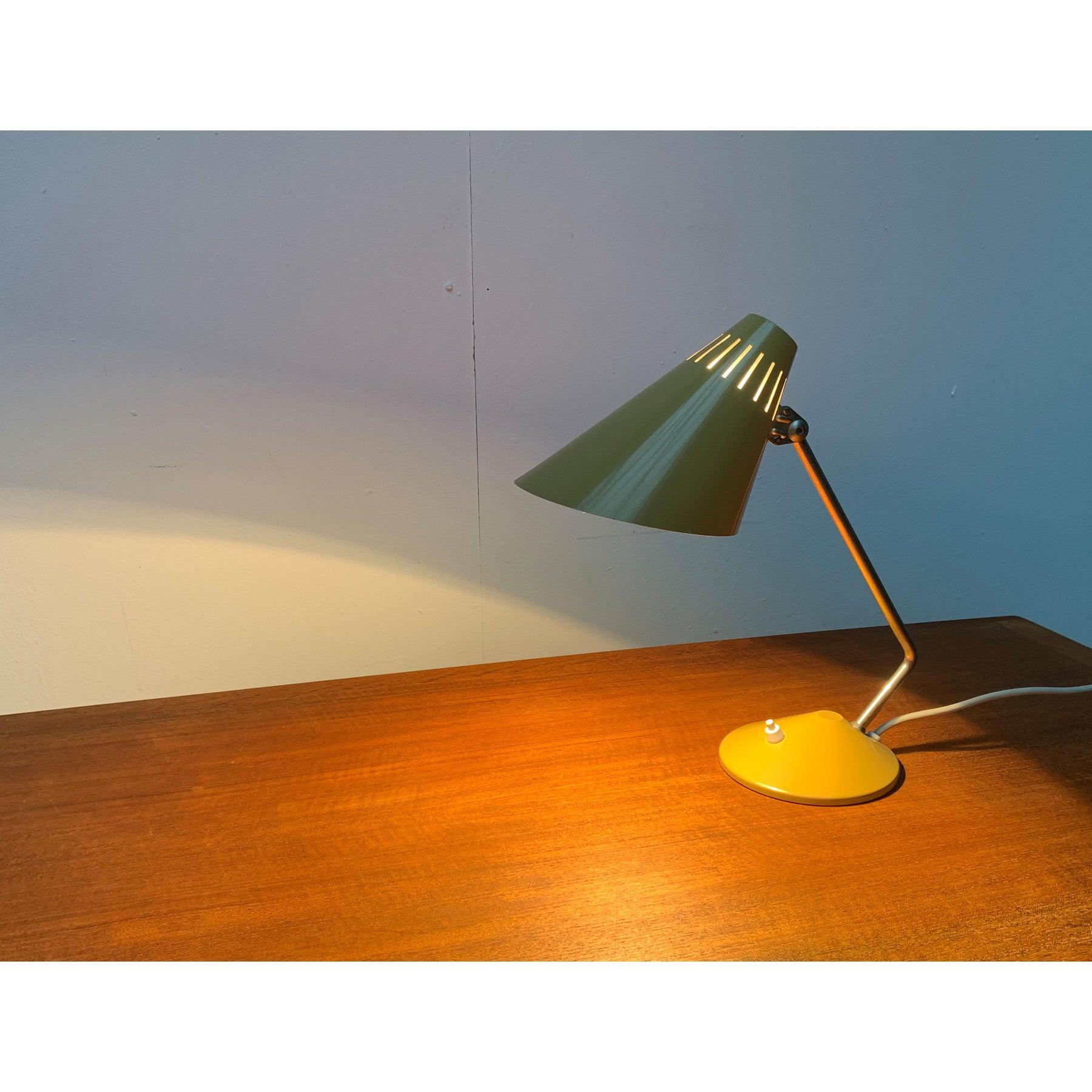 Lampe de table du milieu du siècle en métal et plastique en vente 6
