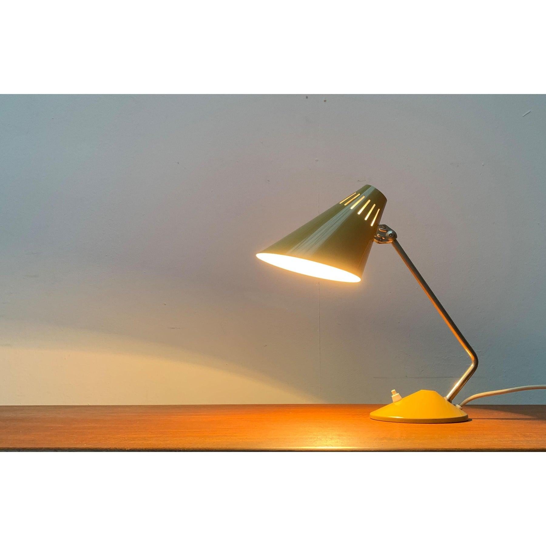 Mid-Century Modern Lampe de table du milieu du siècle en métal et plastique en vente