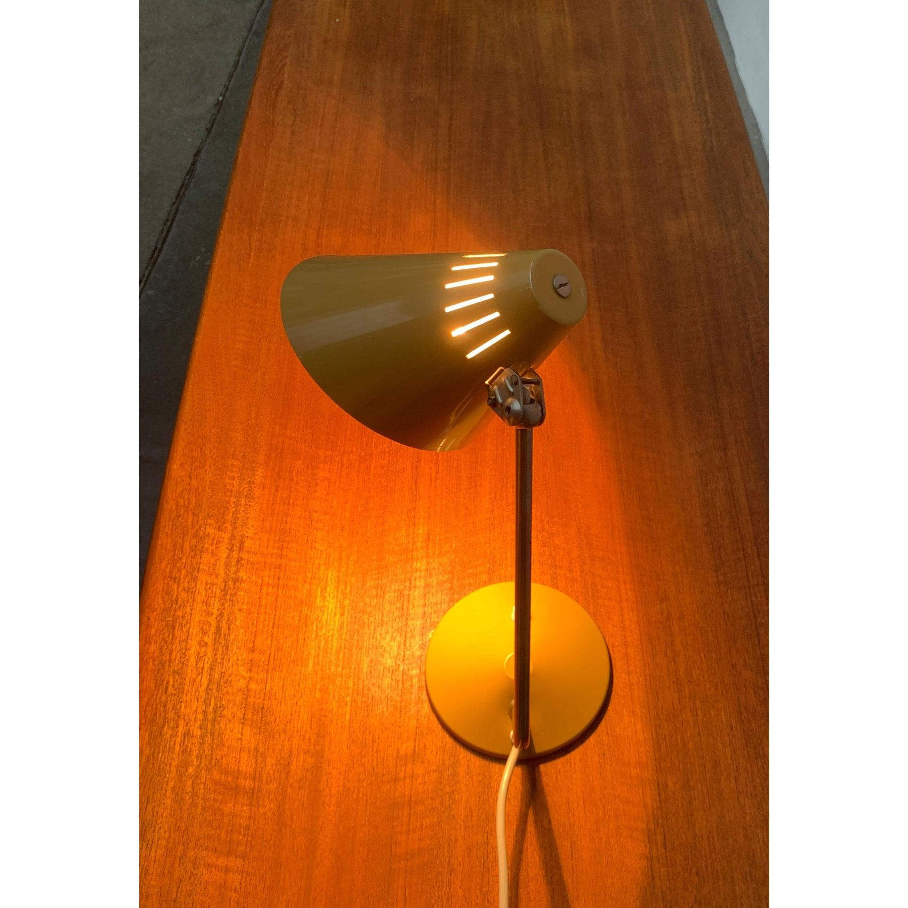 20ième siècle Lampe de table du milieu du siècle en métal et plastique en vente