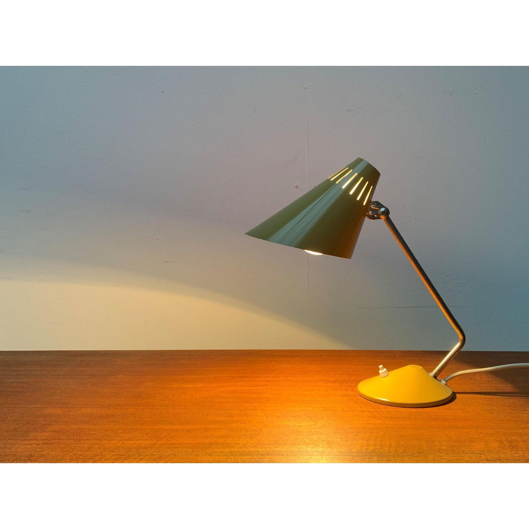 Lampe de table du milieu du siècle en métal et plastique en vente 1