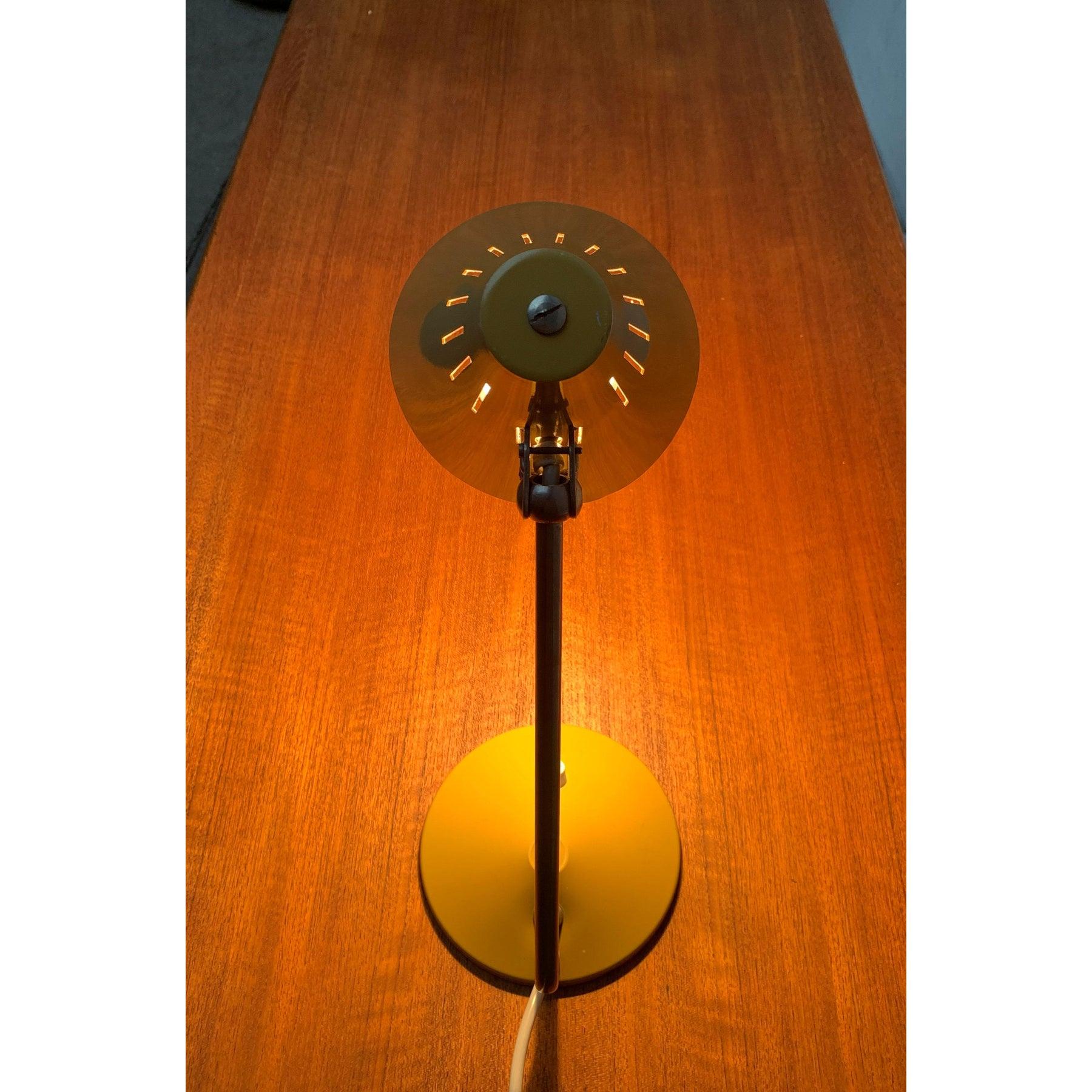 Lampe de table du milieu du siècle en métal et plastique en vente 2
