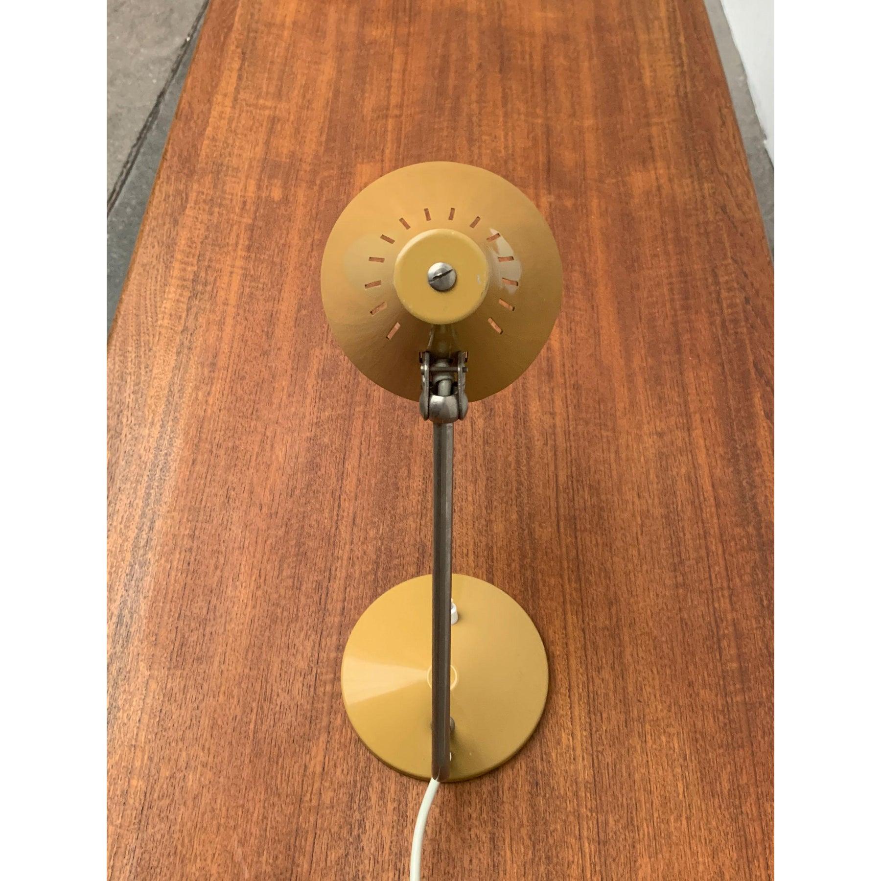 Lampe de table du milieu du siècle en métal et plastique en vente 3