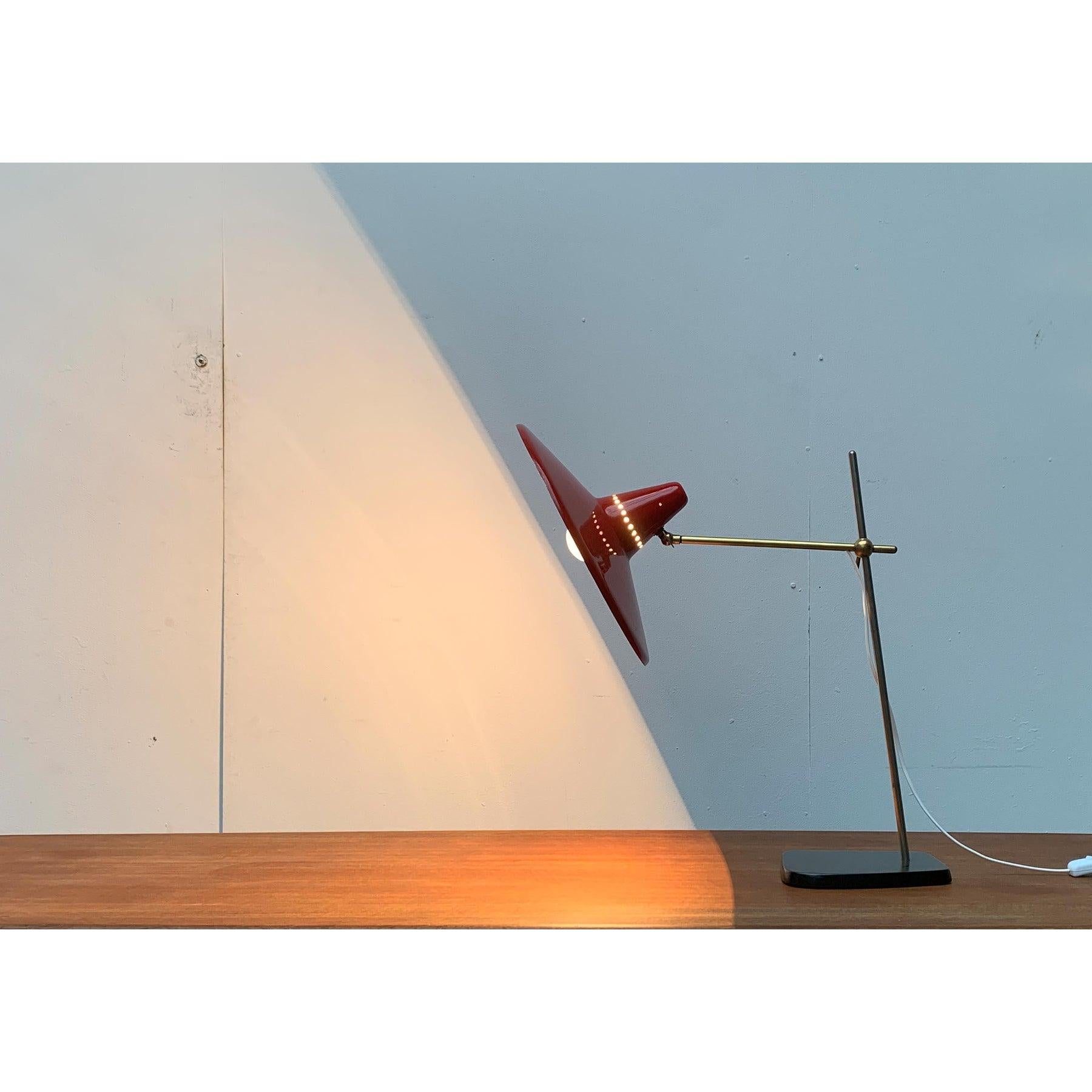 Lampe de table du milieu du siècle en métal en vente 5