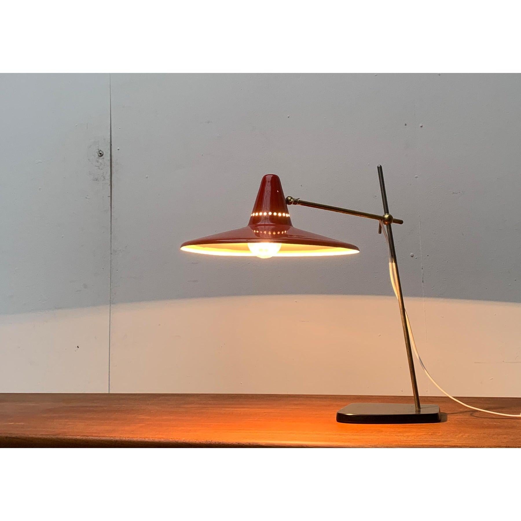 Mid-Century Modern Lampe de table du milieu du siècle en métal en vente