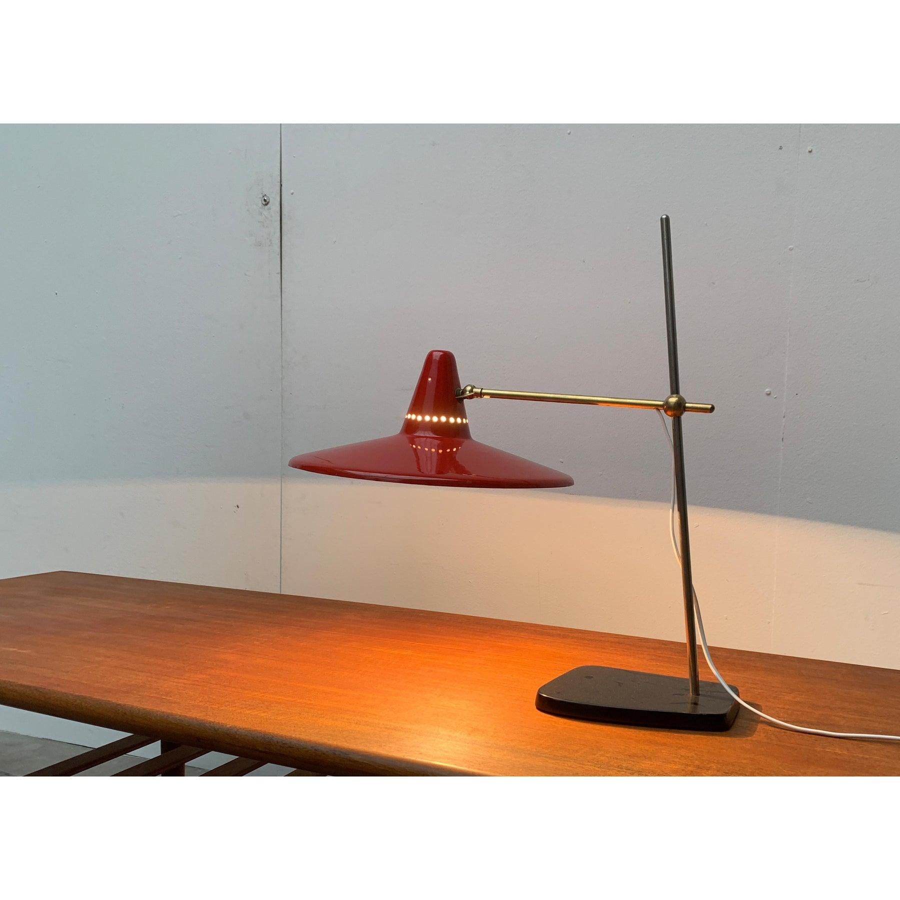 20ième siècle Lampe de table du milieu du siècle en métal en vente