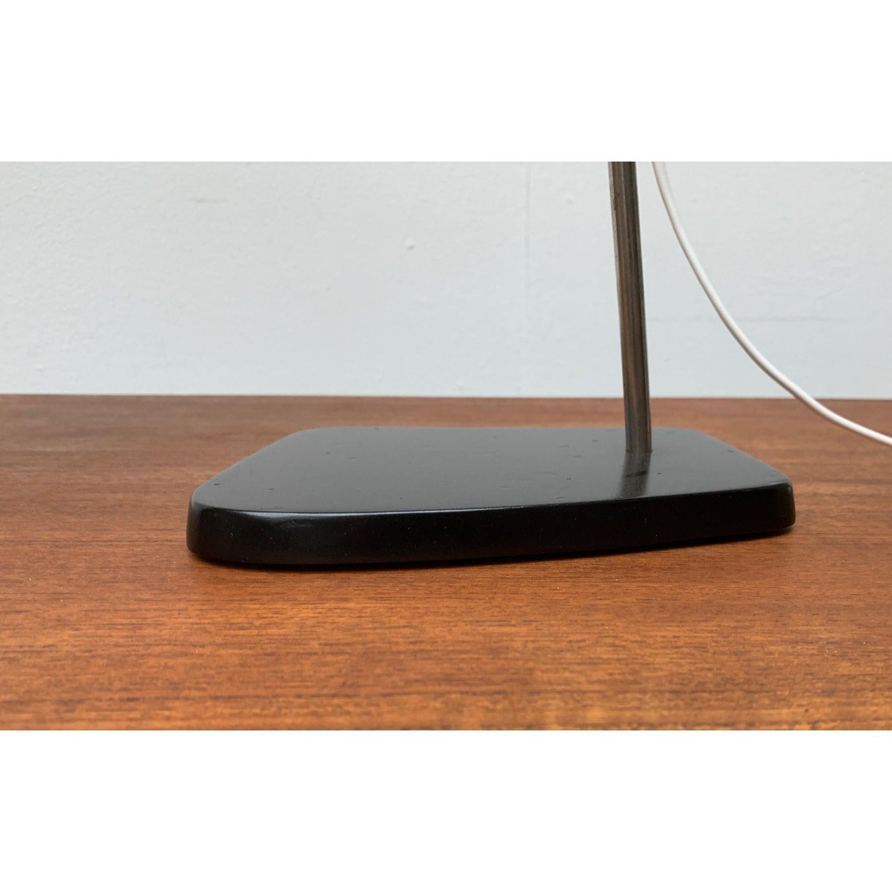 Lampe de table du milieu du siècle en métal en vente 1