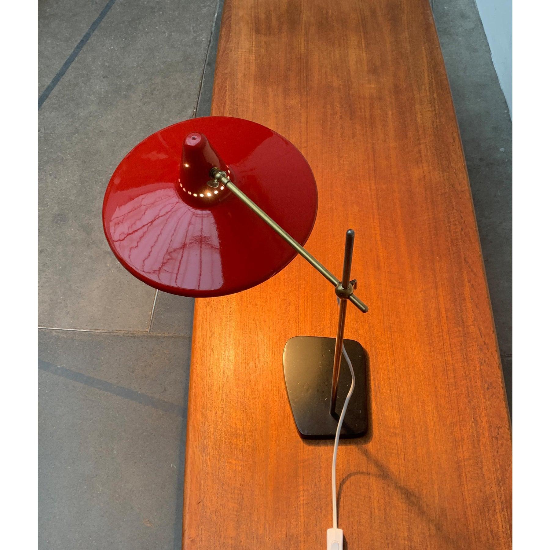 Lampe de table du milieu du siècle en métal en vente 2