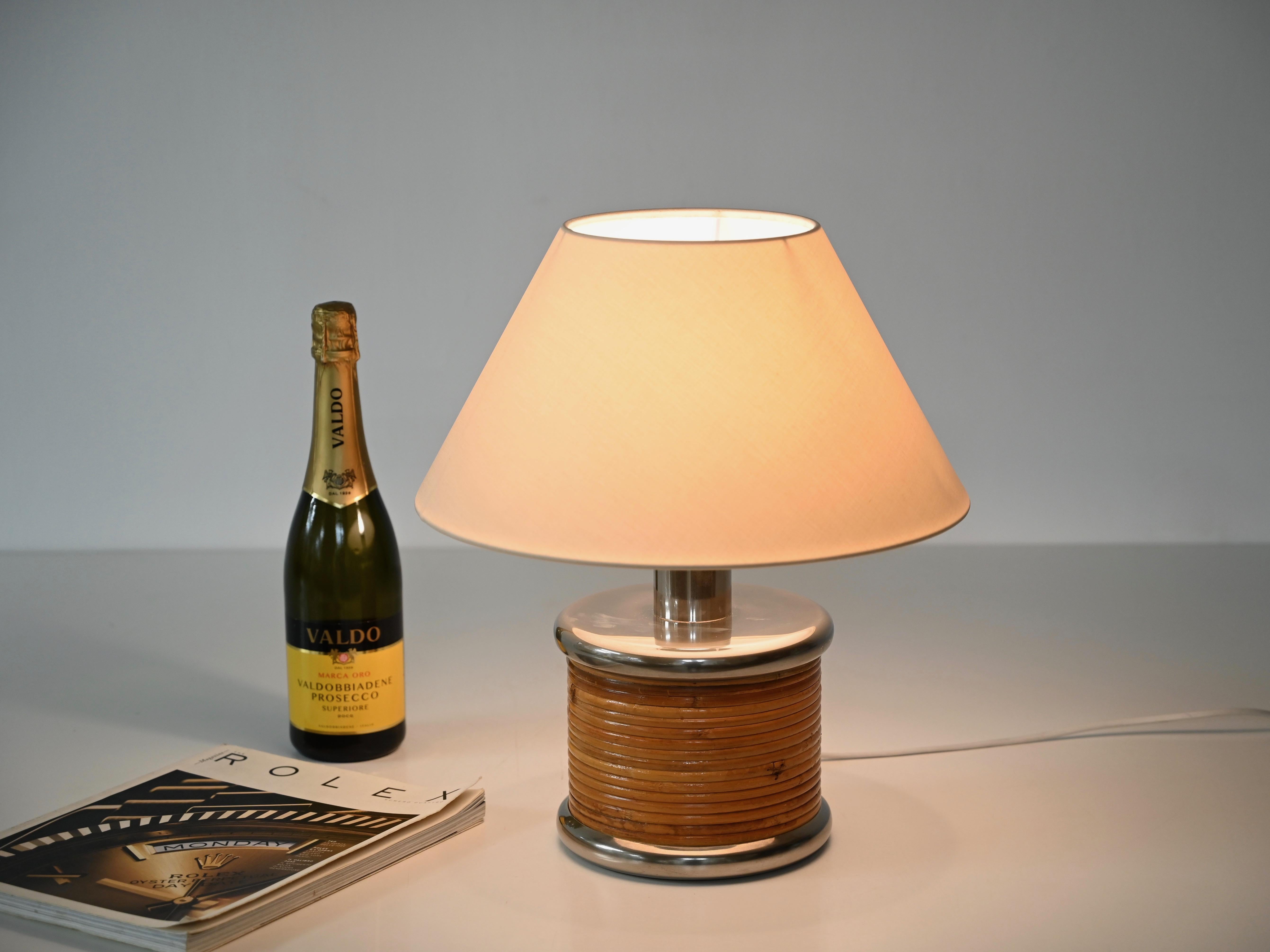 Lámpara de mesa de mediados de siglo en ratán y cromo de Vivai del Sud, Italia 1970 Moderno de mediados de siglo en venta