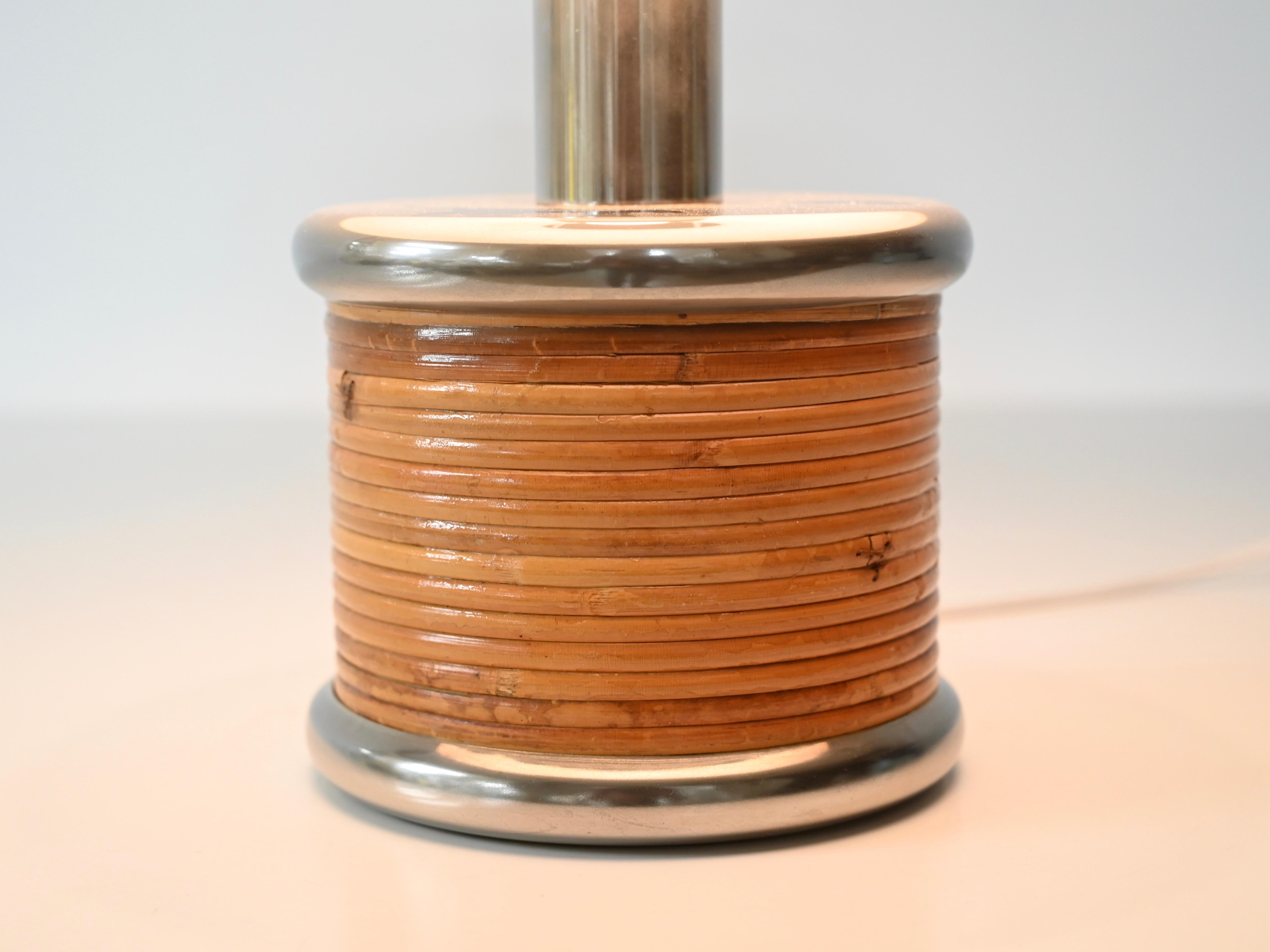 Lámpara de mesa de mediados de siglo en ratán y cromo de Vivai del Sud, Italia 1970 Hecho a mano en venta