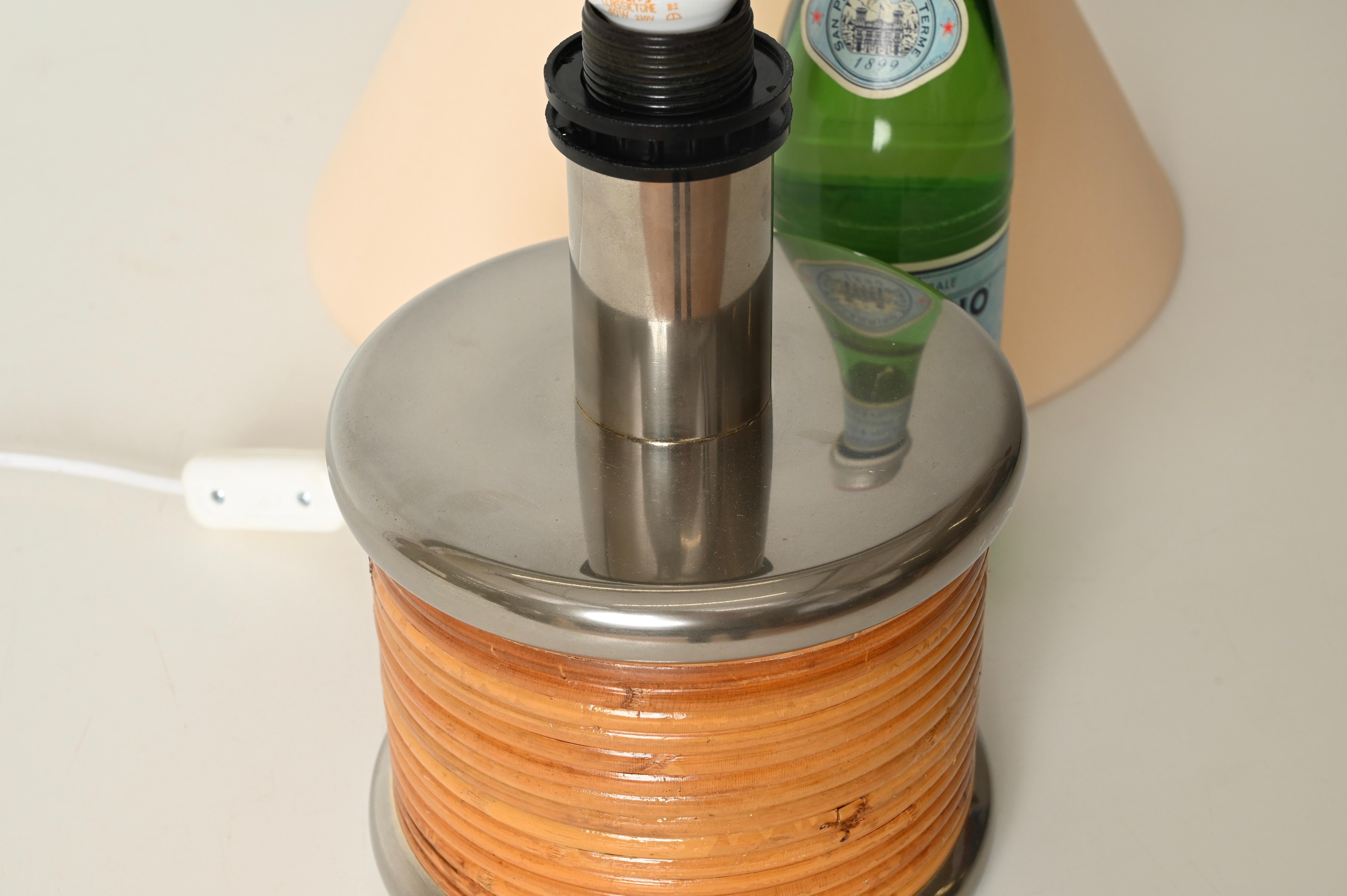 Lámpara de mesa de mediados de siglo en ratán y cromo de Vivai del Sud, Italia 1970 siglo XX en venta