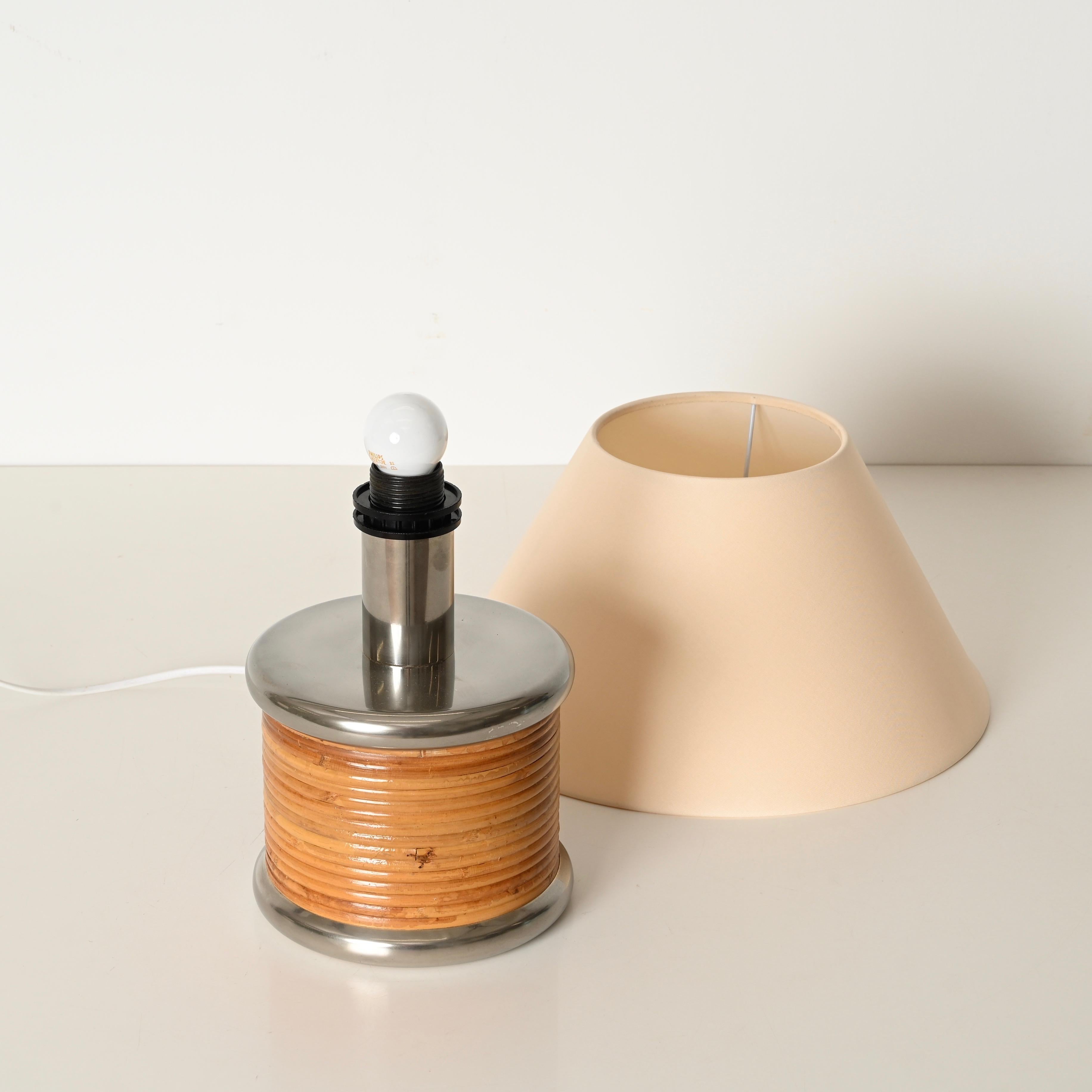 Lámpara de mesa de mediados de siglo en ratán y cromo de Vivai del Sud, Italia 1970 Metal en venta