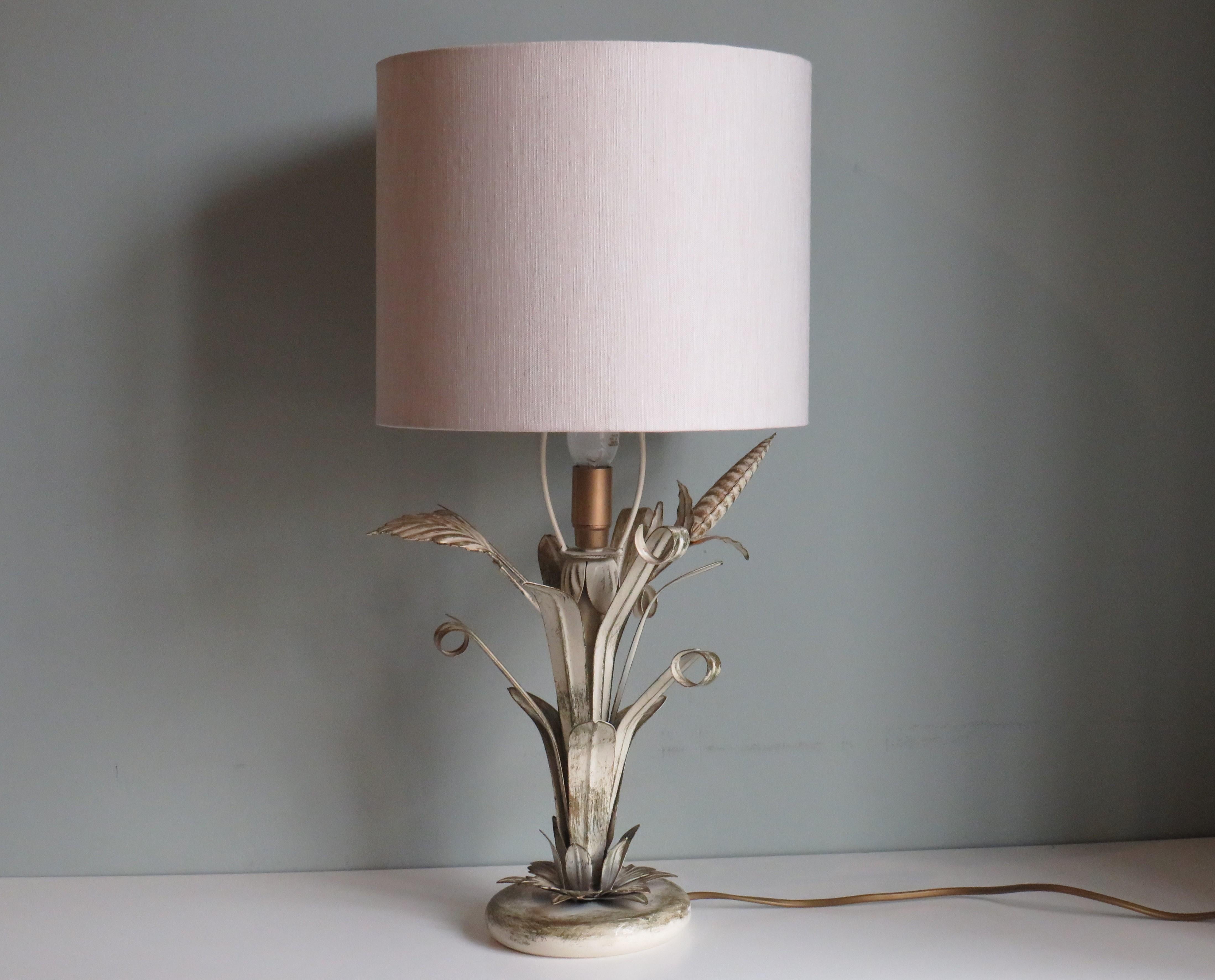 Mid Century Table Lamp in the style of Hans Kögl, Italy 1960s
Toleware hand-painted table lamp in green and white tones with a light beige linen lampshade and 1 E 14 fitting.
The lamp is also equipped with an on and off button (on the cord).
The