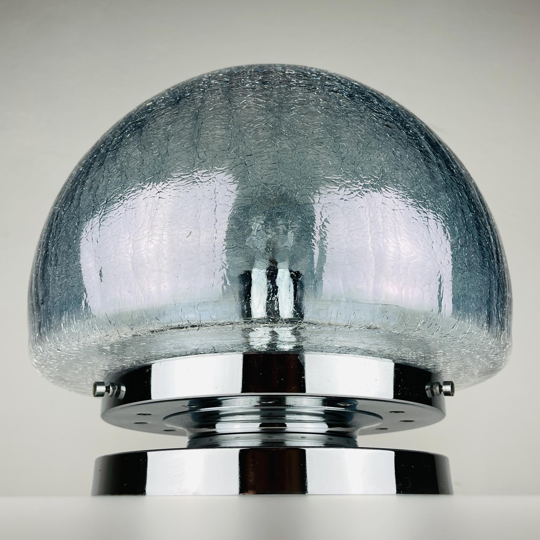 Lampe de table du milieu du siècle, fabriquée en Italie dans les années 1970. La lampe est en très bon état vintage, sans aucun dommage. Dimensions : Largeur : 30 cm / 11.8 pouces Hauteur : 27 cm / 10.6 pouces Largeur : 30 cm / 11.8 pouces Hauteur :