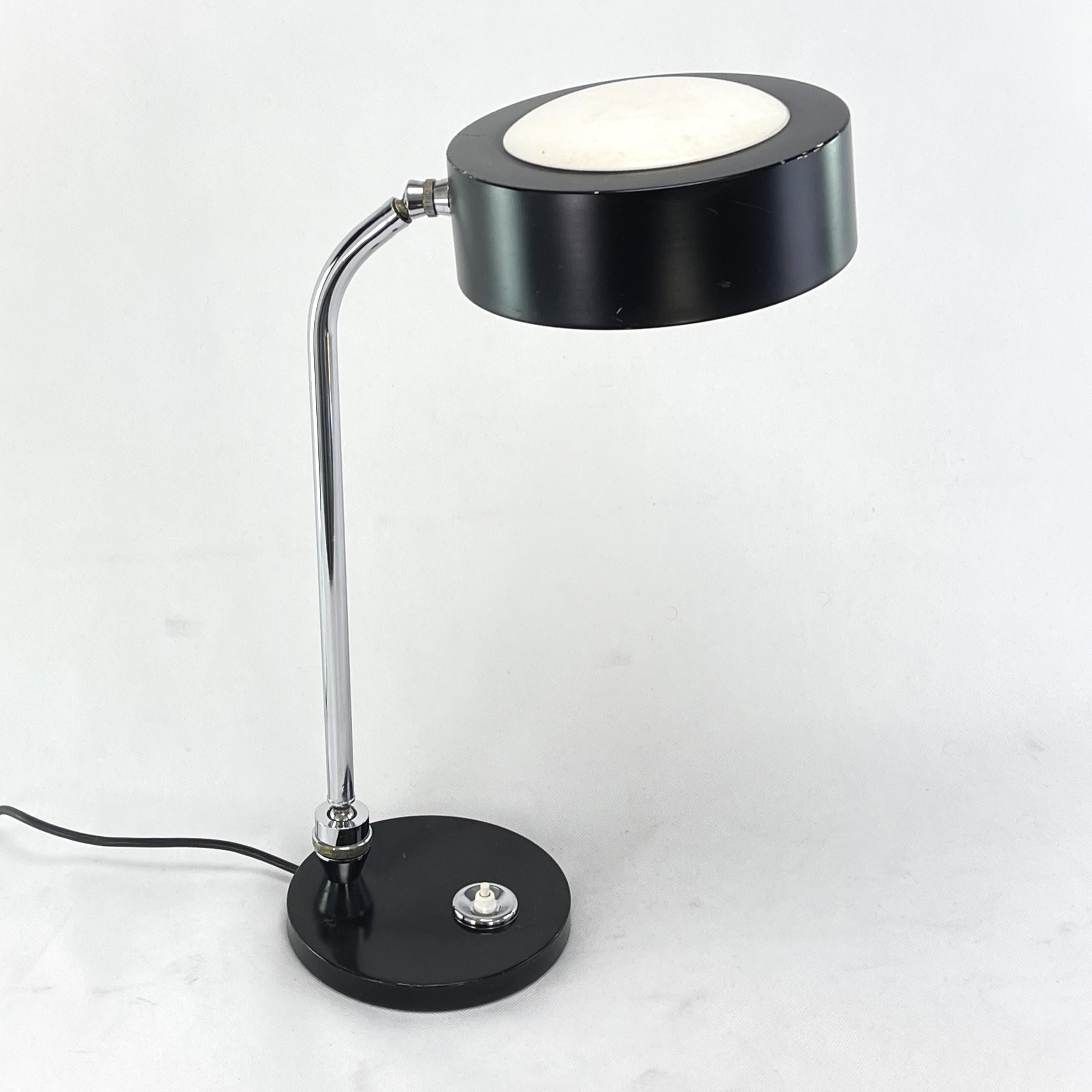 Lampe de table Art déco d'Andre Mounique (attribuée à)

La lampe de table a été conçue et fabriquée par la société Jumo.
Ce modèle est la version des années 1970. La lampe moderniste en tube d'acier chromé correspond clairement aux principes du