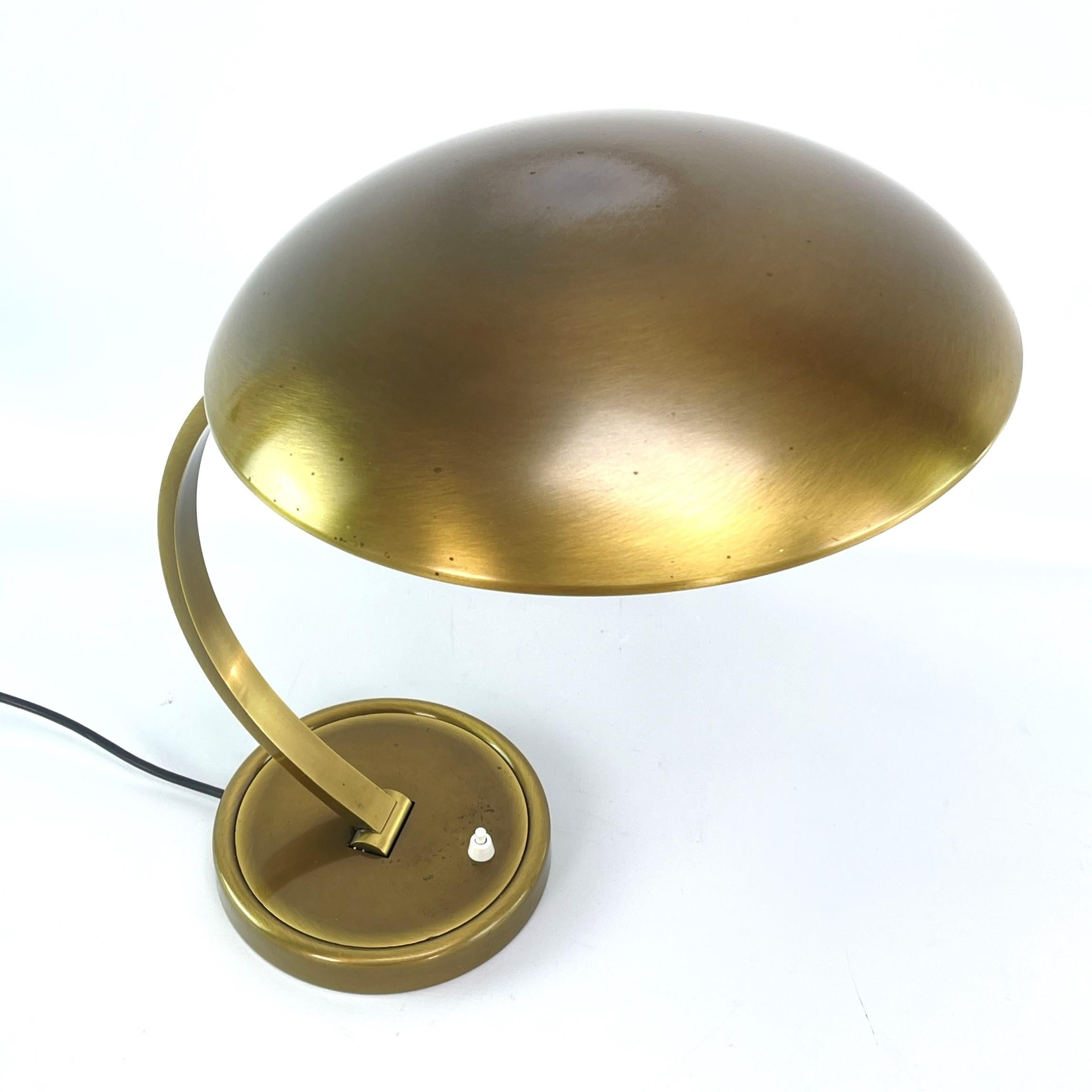 Lampe de table Art déco par Kaiser Leuchten design Christian Dell, années 1960

La lampe de table est un classique original des années 60. La lampe Kaiser, modèle 6751, est une création de Christian Dell. 

La lampe est équipée d'une fiche pour les
