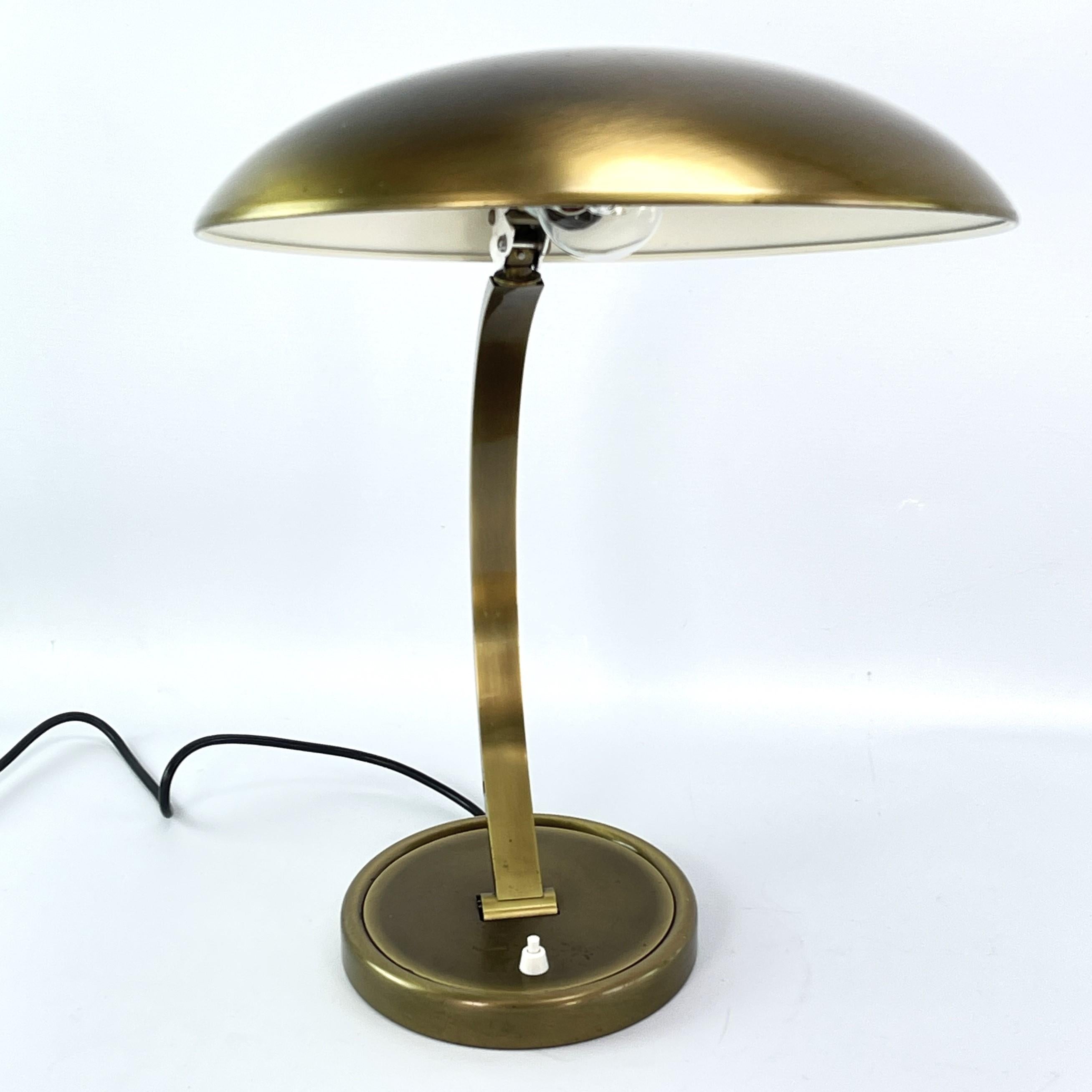 Mid-Century Modern Lampe de table Kaiser Idell modèle 6751 en laiton Kaiser Leuchten, années 1960 en vente