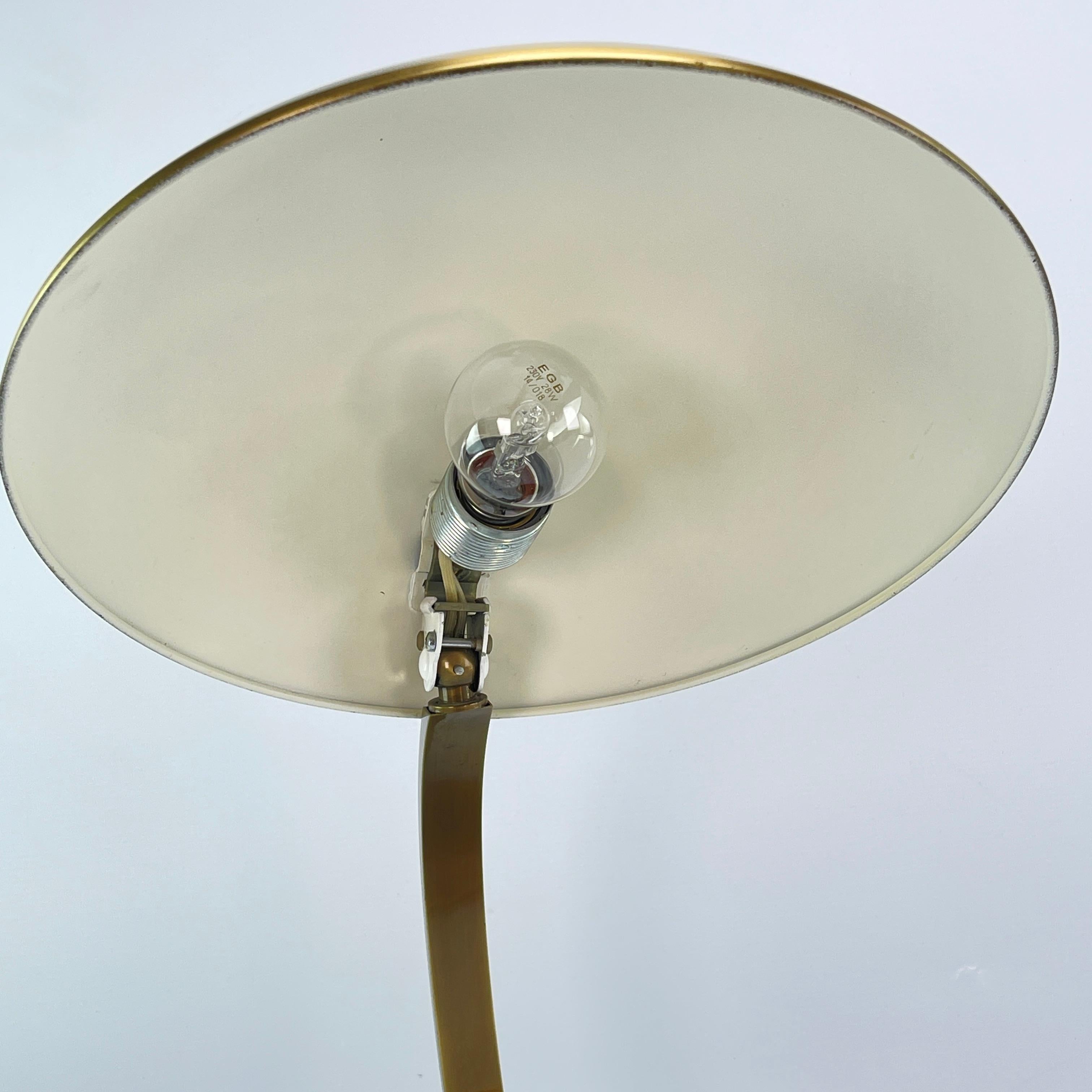 Lampe de table Kaiser Idell modèle 6751 en laiton Kaiser Leuchten, années 1960 Bon état - En vente à Bingen am Rhein, RP